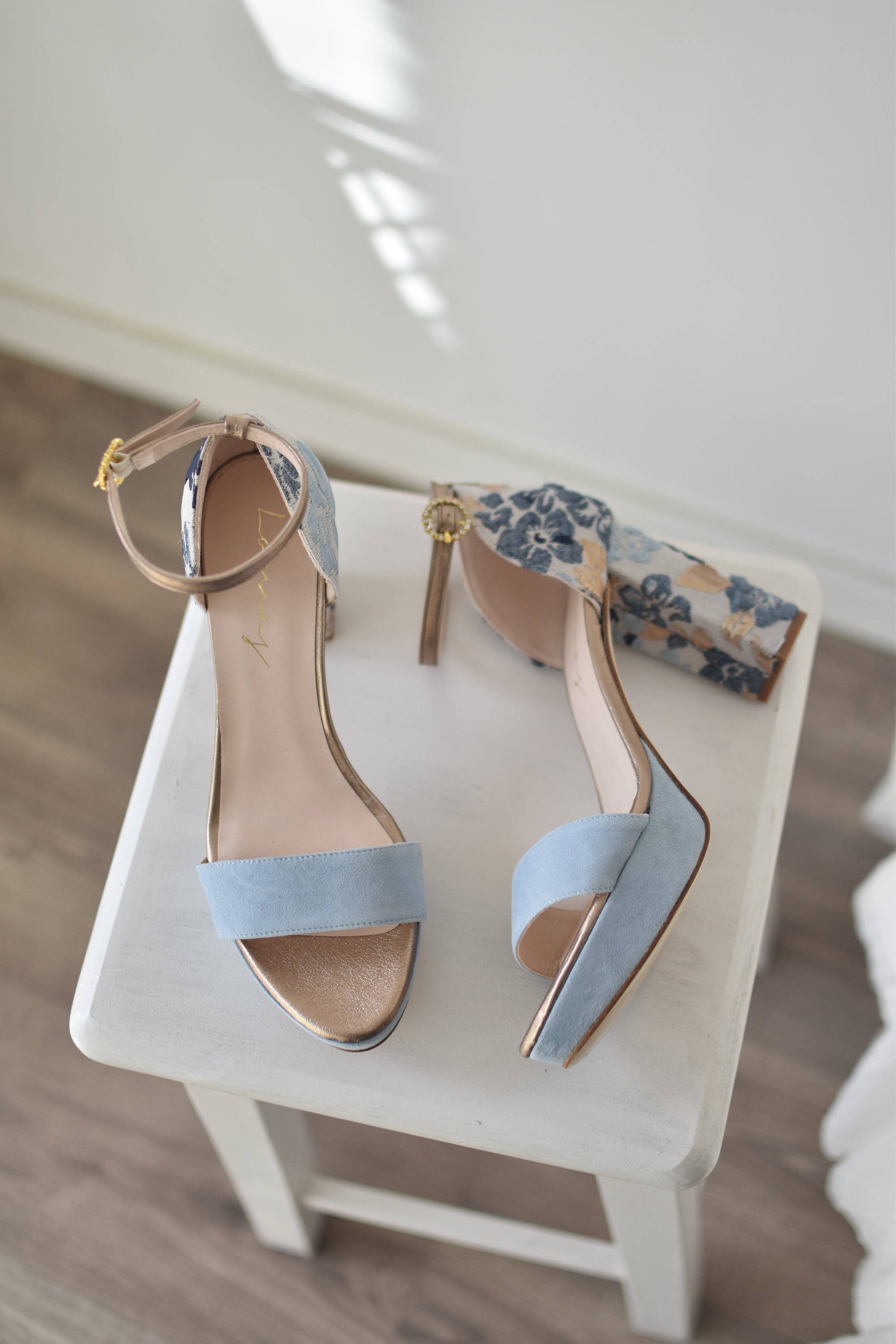 SANDALIA PARA NOVIA PERSONALIZADA CON HEBILLAS TACON CON FLORES