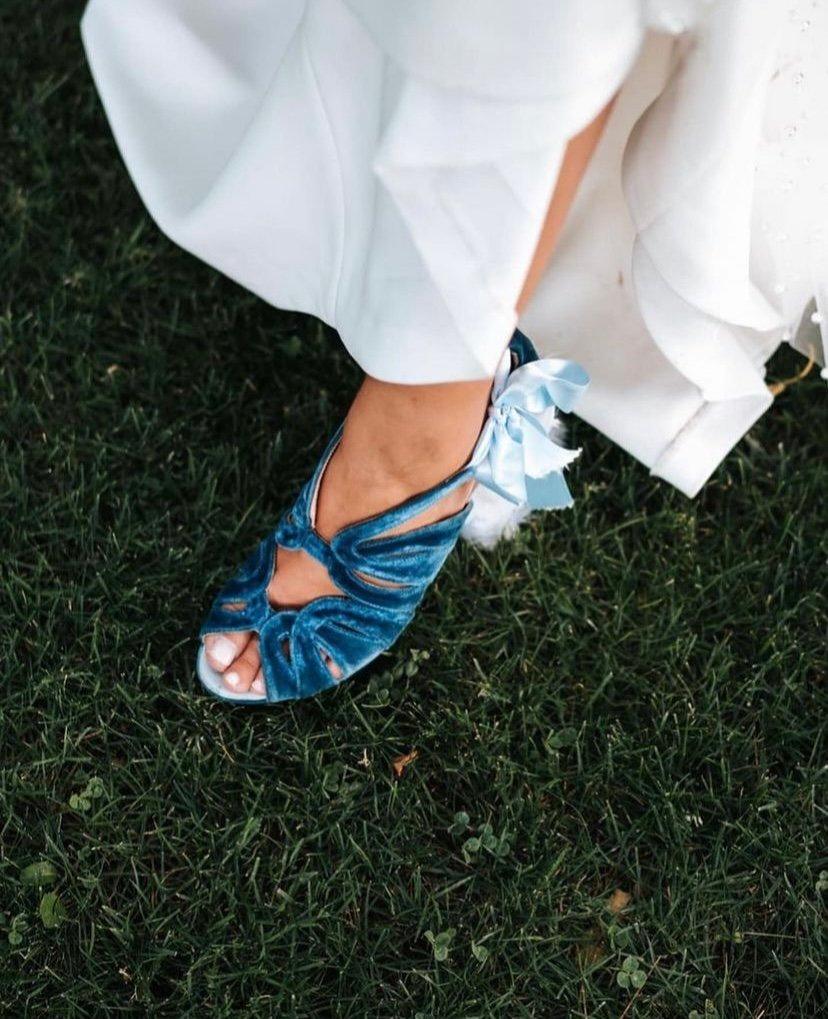 ARAVIS Azul Marlin plumas naturales 11 - zapatos_novia