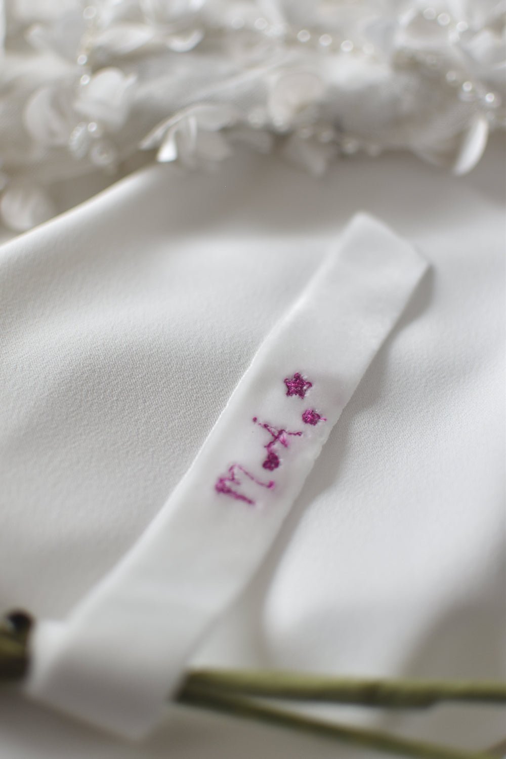 Cinta de terciopelo frase personalizada bordada Iniciales dibujadas - zapatos_novia