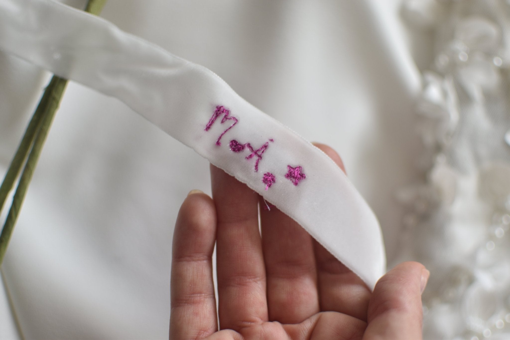 Cinta de terciopelo frase personalizada bordada Iniciales dibujadas - zapatos_novia