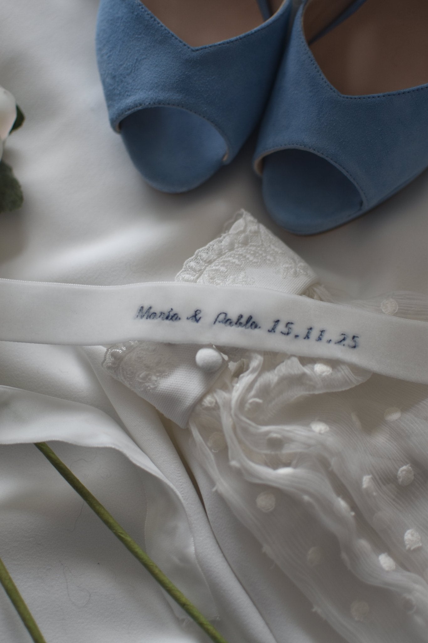 Cinta de terciopelo frase personalizada bordada novia iniciales y fecha - zapatos_novia