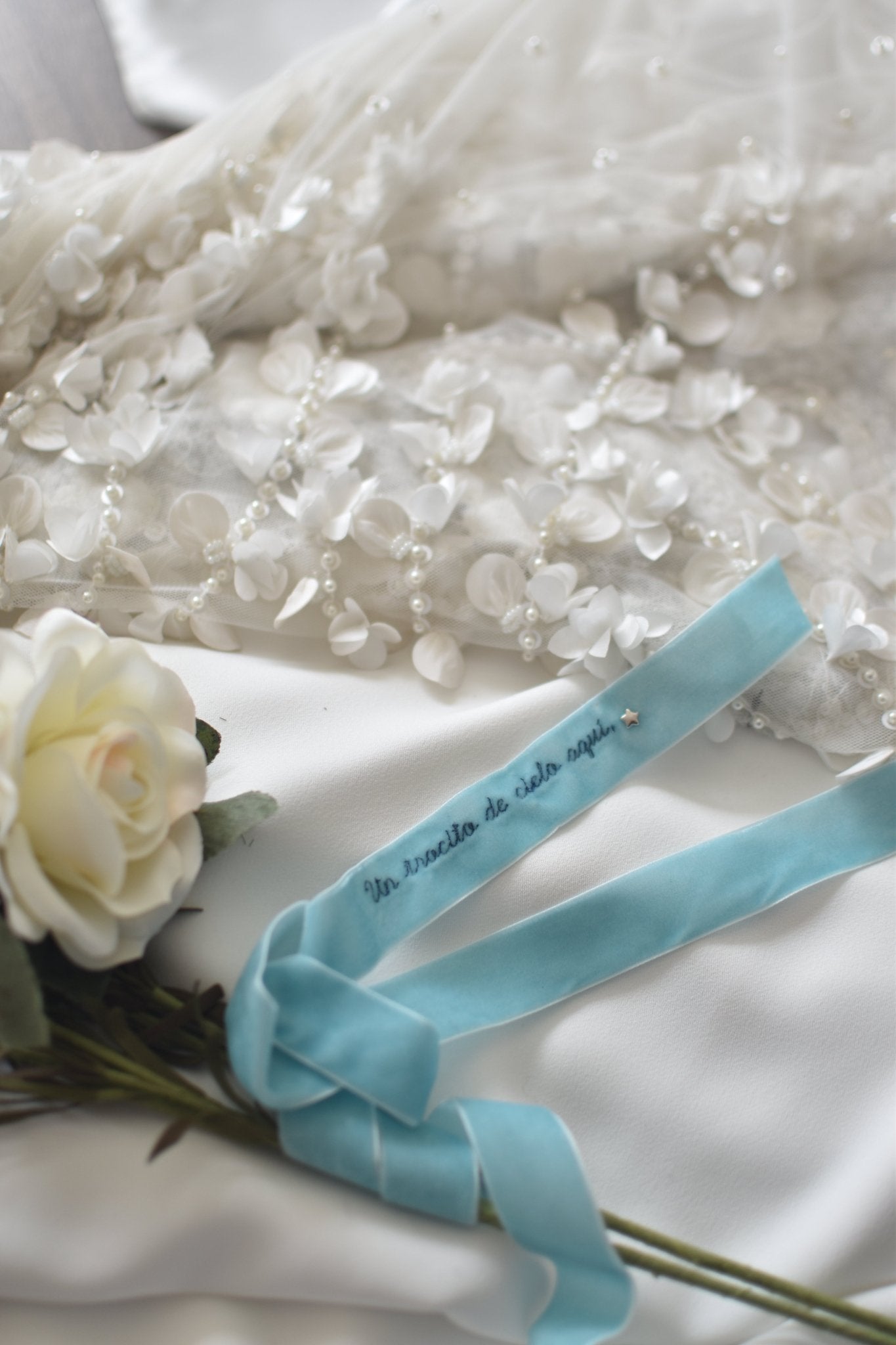 Cinta de terciopelo frase personalizada bordada " Un trocito de cielo aquí" - zapatos_novia