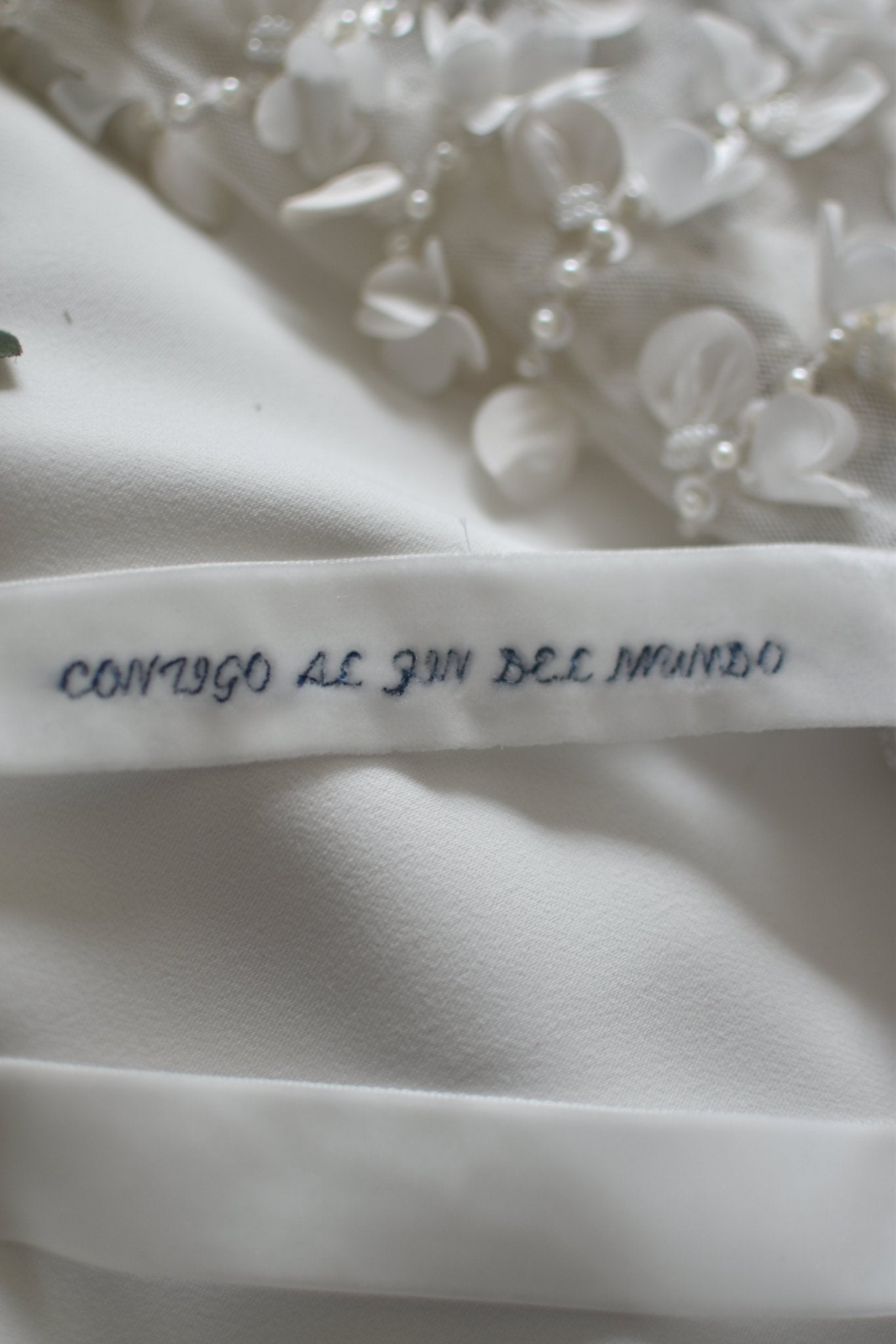 Cinta de terciopelo frase personalizada bordada"CONTIGO, AL FIN DEL MUNDO". - zapatos_novia