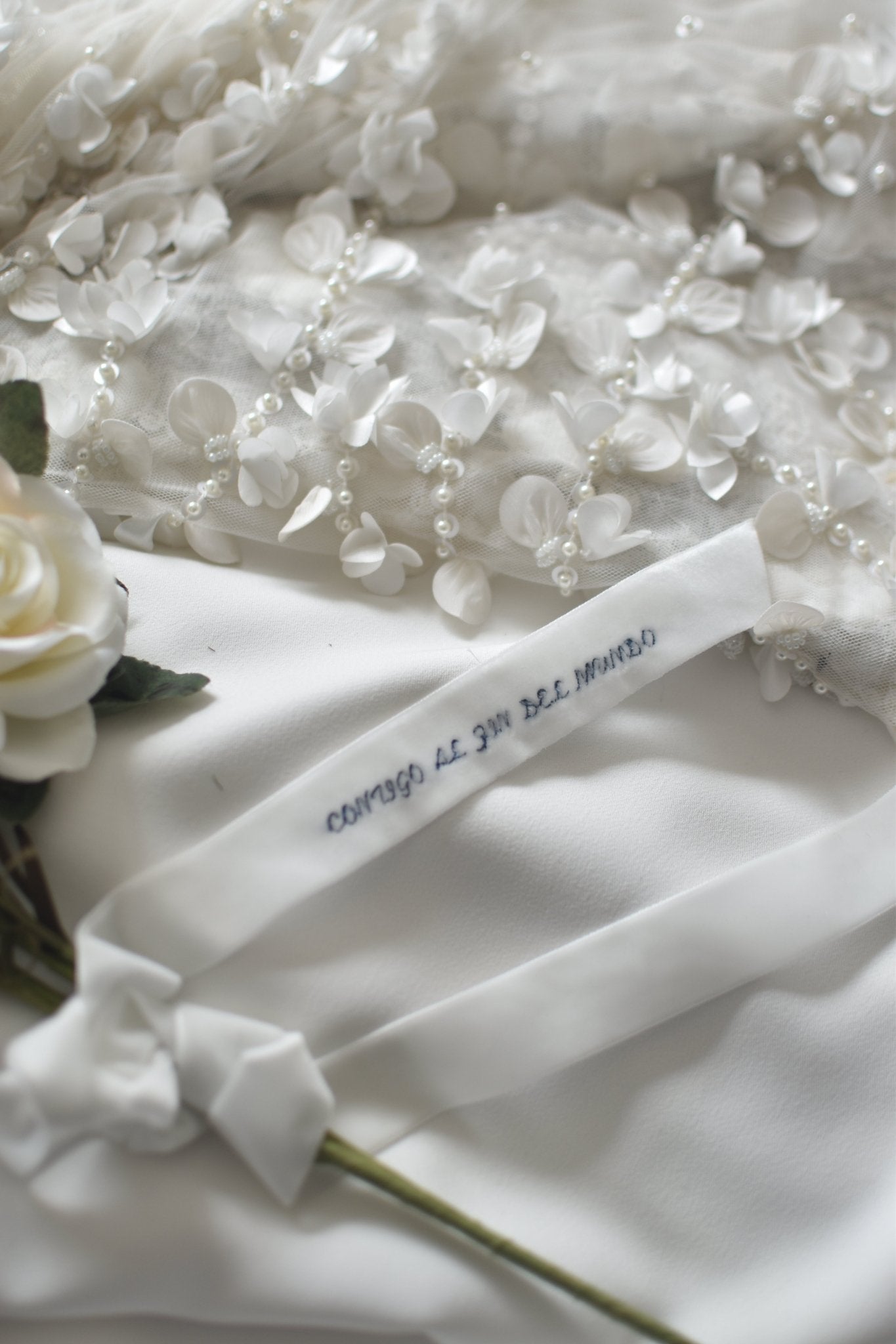 Cinta de terciopelo frase personalizada bordada"CONTIGO, AL FIN DEL MUNDO". - zapatos_novia
