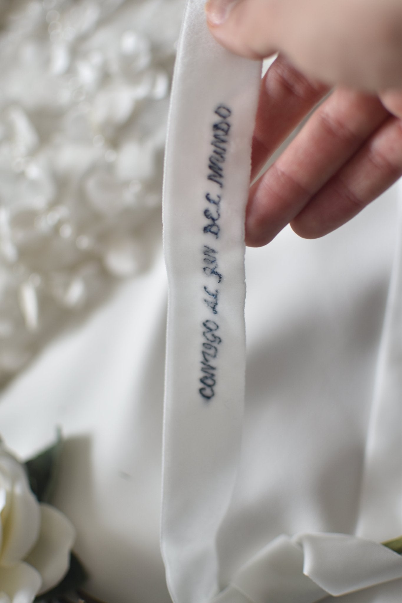 Cinta de terciopelo frase personalizada bordada"CONTIGO, AL FIN DEL MUNDO". - zapatos_novia