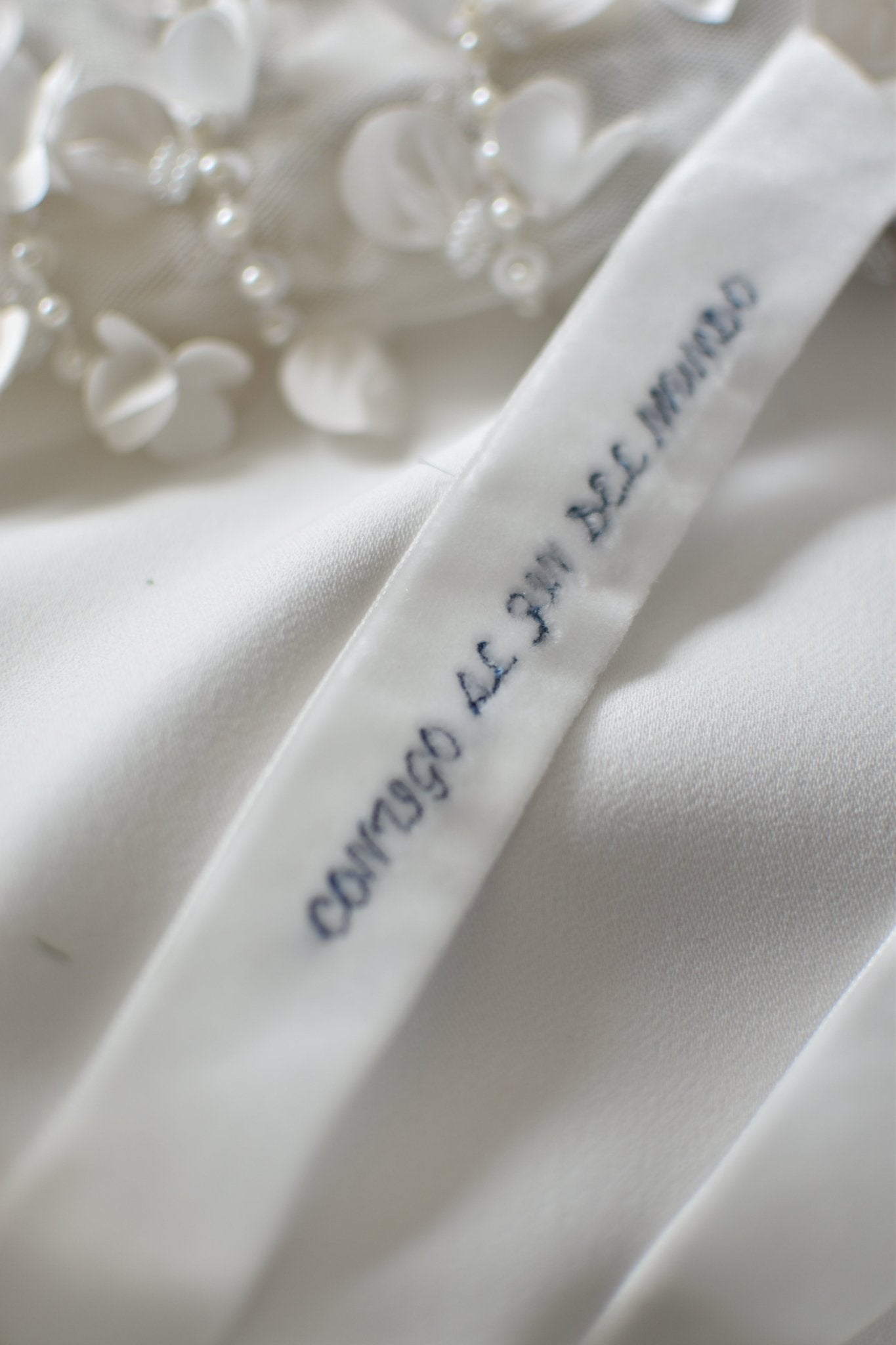 Cinta de terciopelo frase personalizada bordada"CONTIGO, AL FIN DEL MUNDO". - zapatos_novia