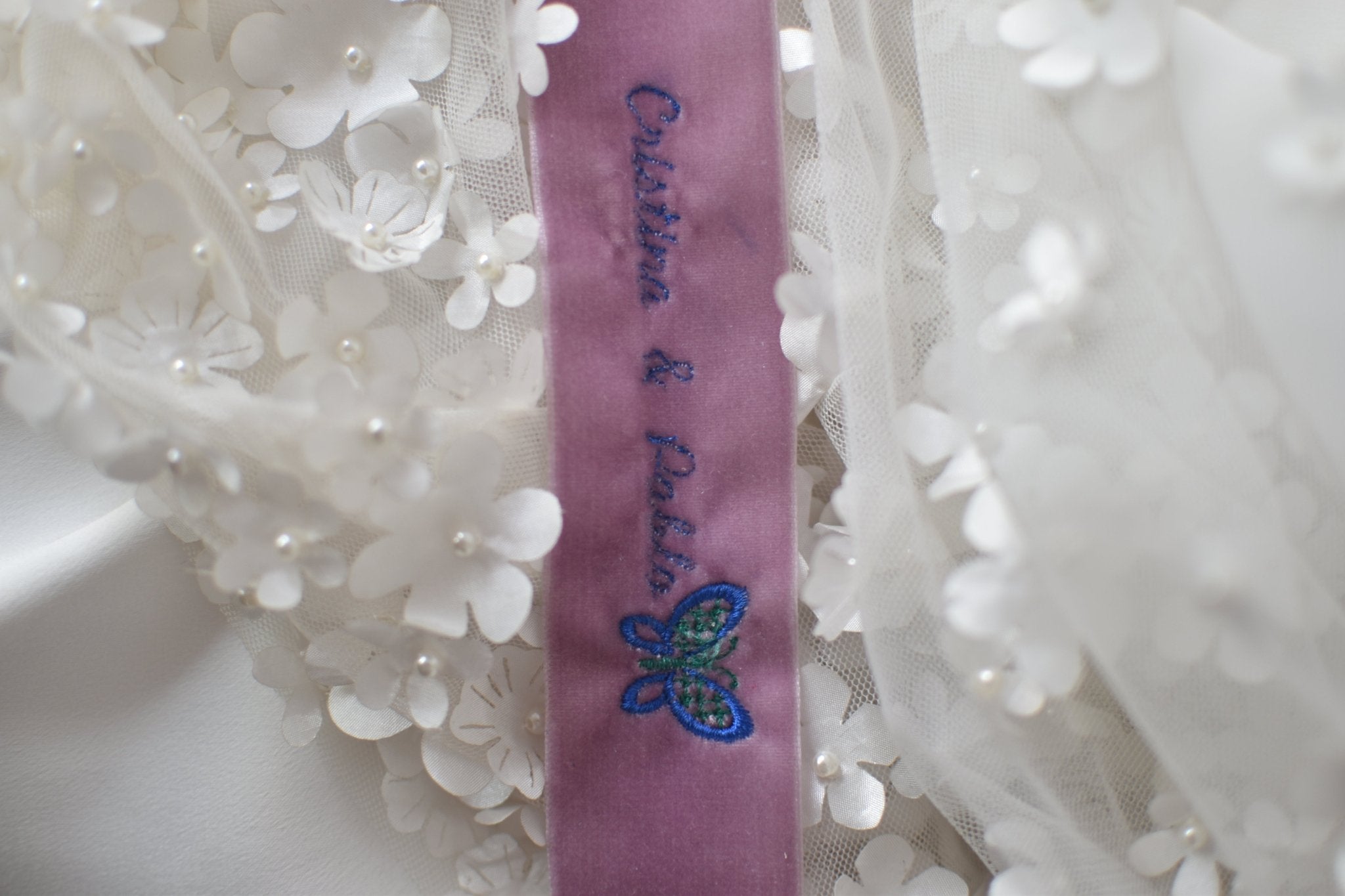 Cinta de terciopelo novia nombres y mariposa - zapatos_novia