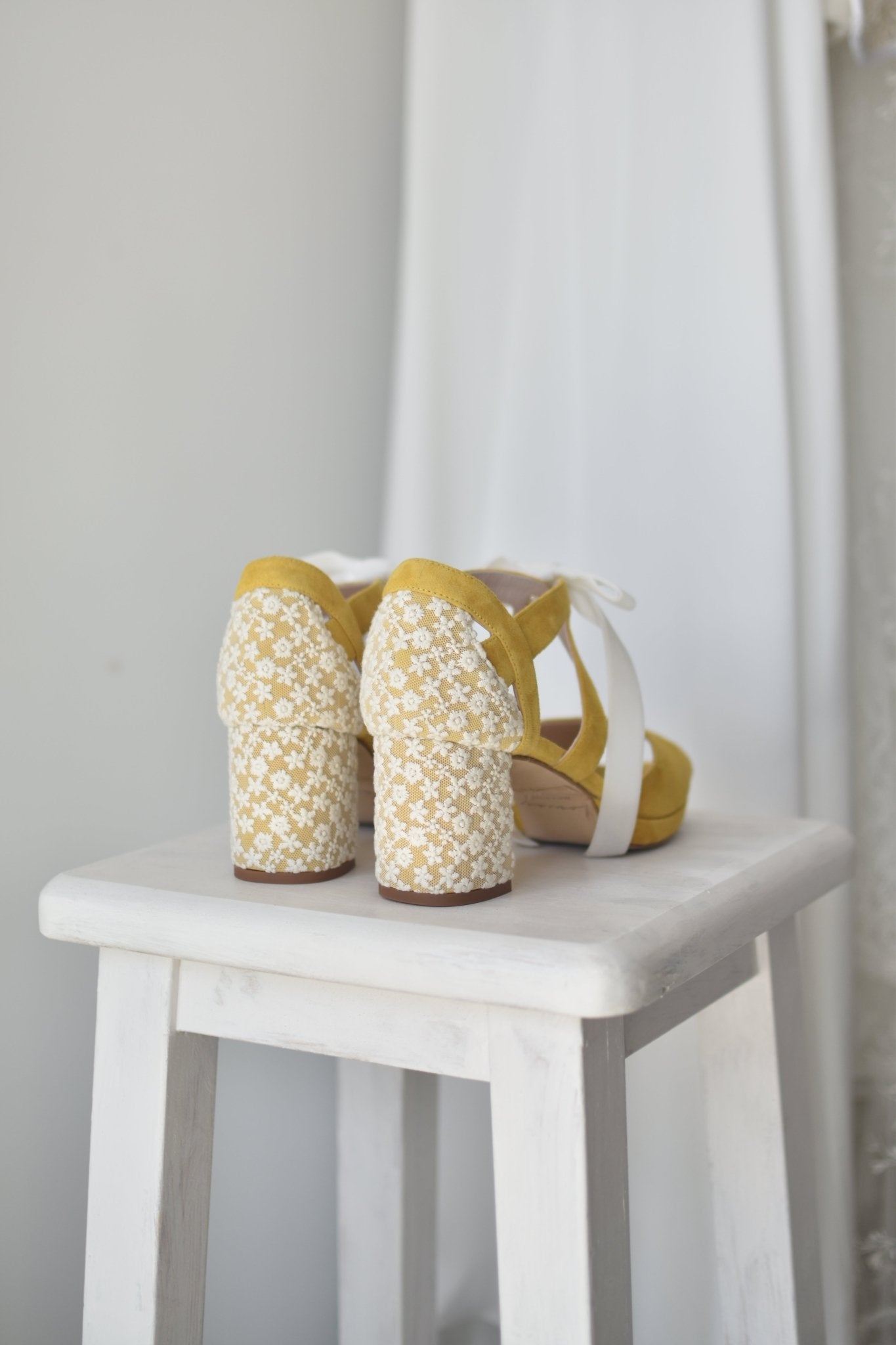 HERA abierto mostaza Marion petit - zapatos_novia