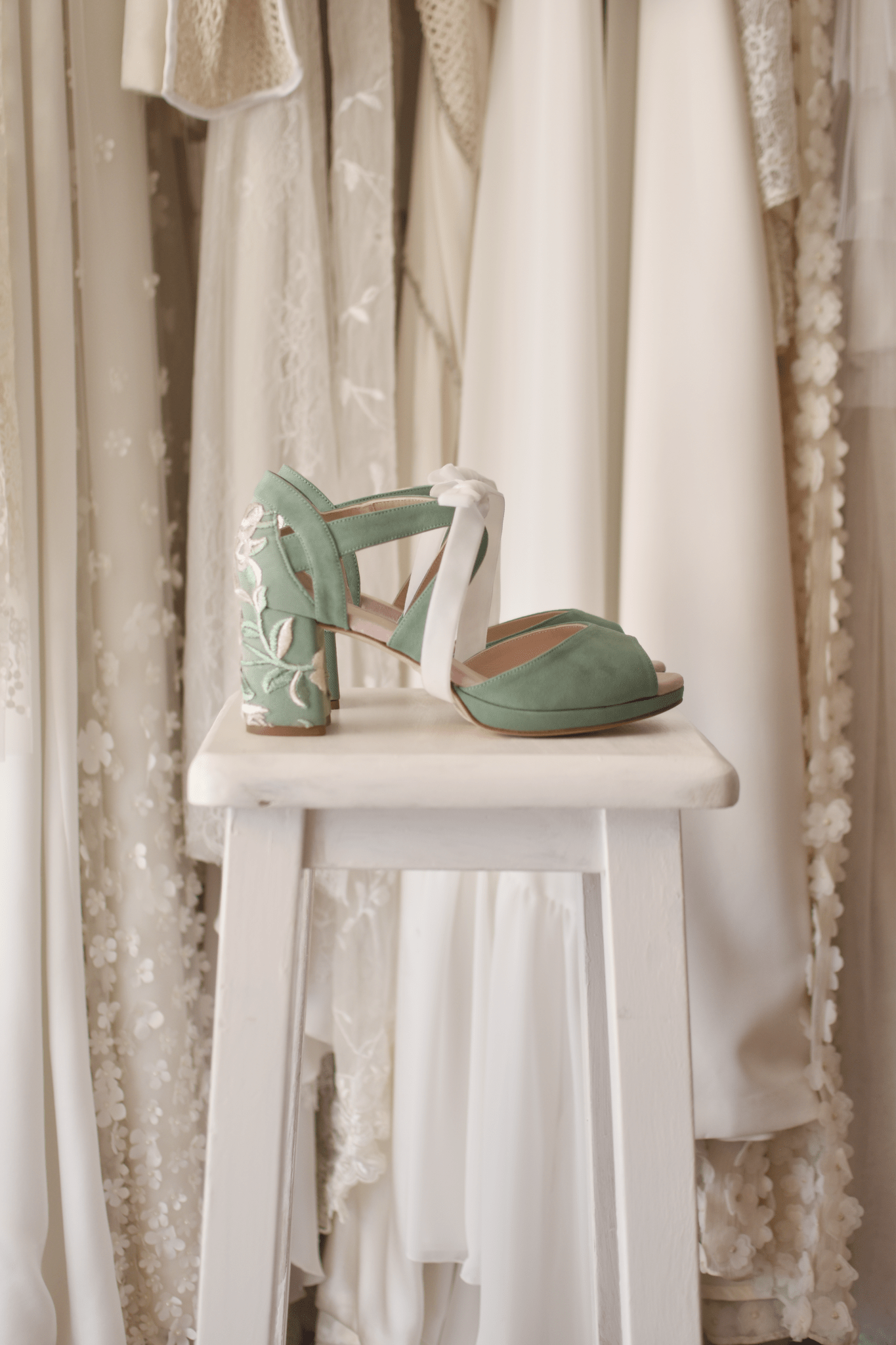 Hera abierto verde y rosa bordado flores petit - zapatos_novia