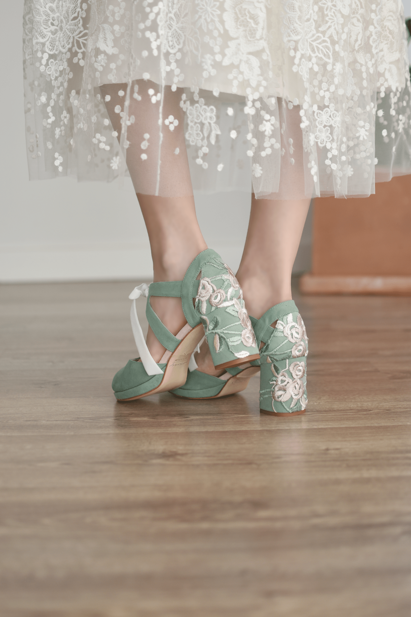 Hera abierto verde y rosa bordado flores petit - zapatos_novia
