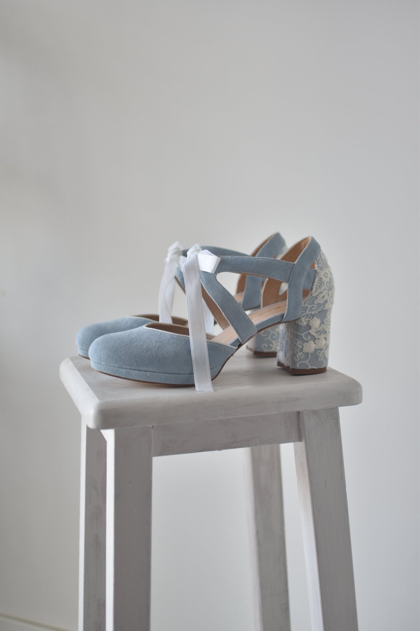 HERA cerrado celeste bordado Antique theatro blanco petit - zapatos_novia
