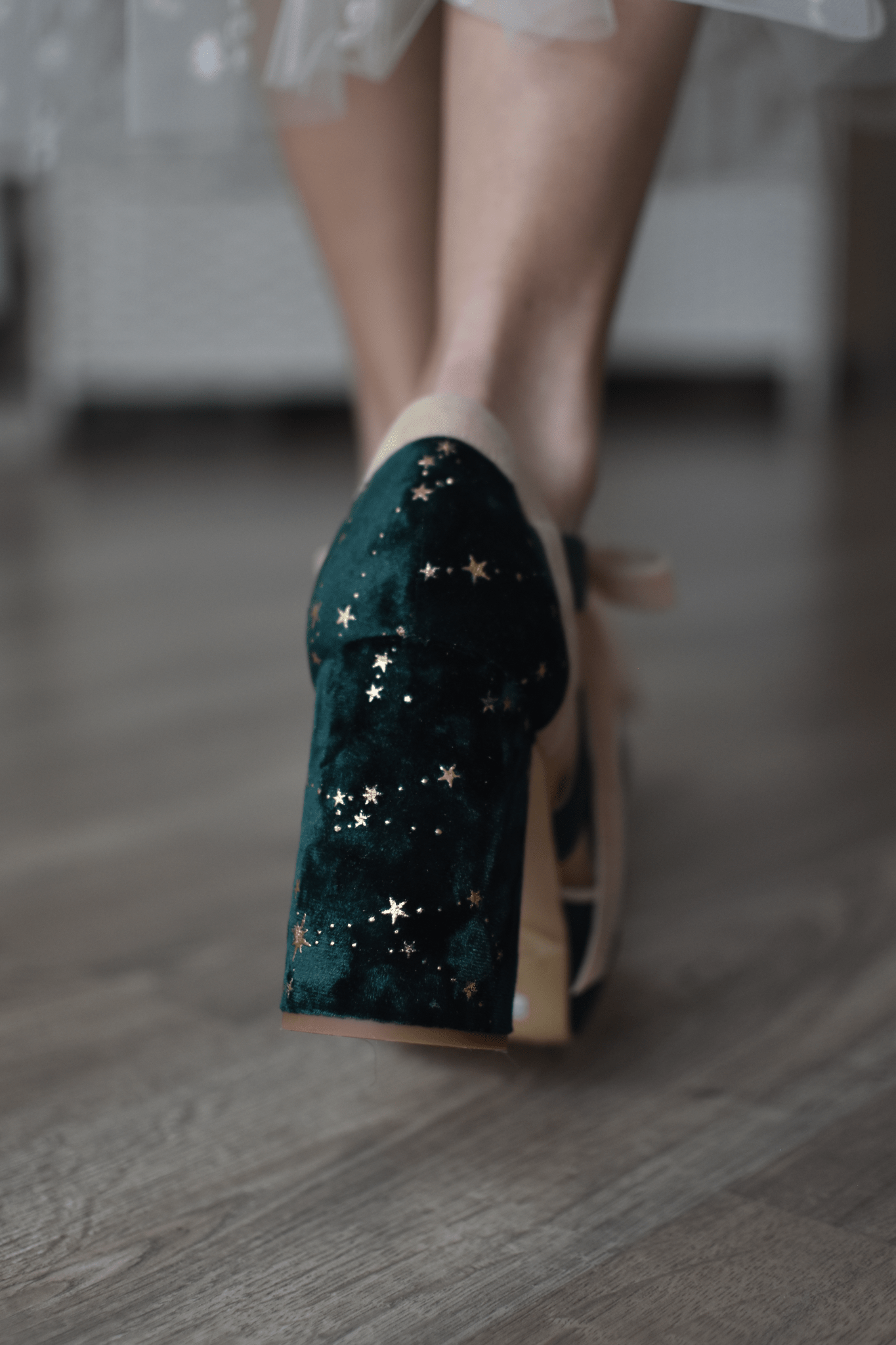 HERA cerrado verde botella y beige constelación 85 - zapatos_novia