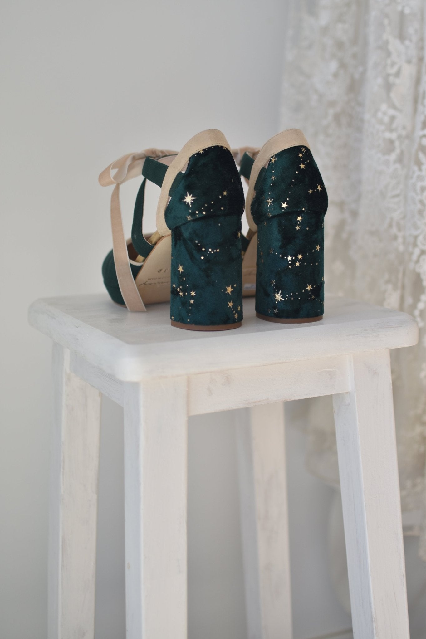 HERA cerrado verde botella y beige constelación 85 - zapatos_novia
