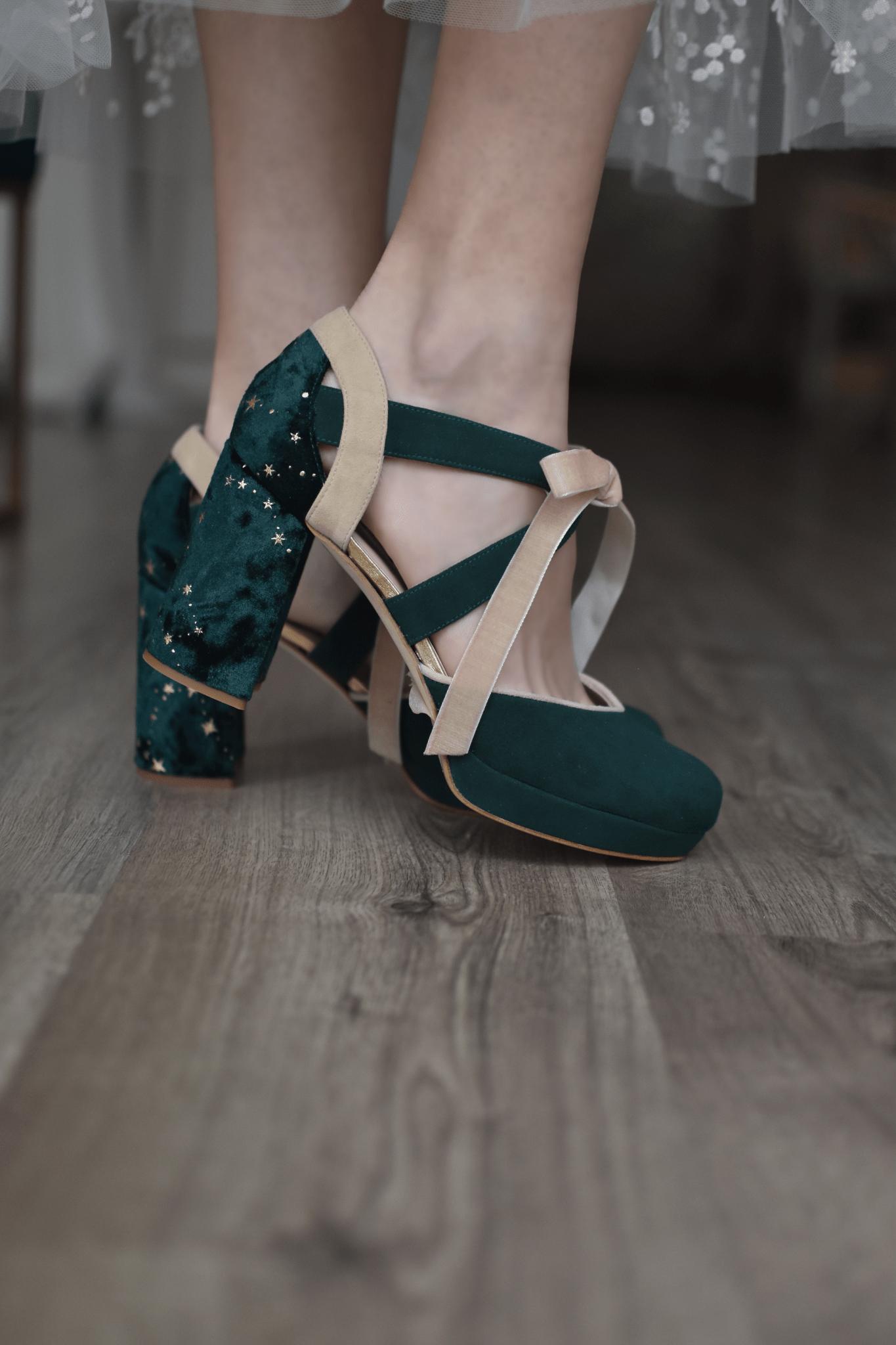 HERA cerrado verde botella y beige constelación 85 - zapatos_novia