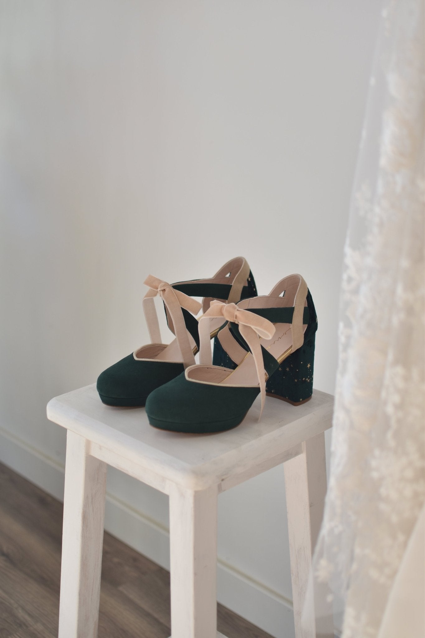 HERA cerrado verde botella y beige constelación 85 - zapatos_novia