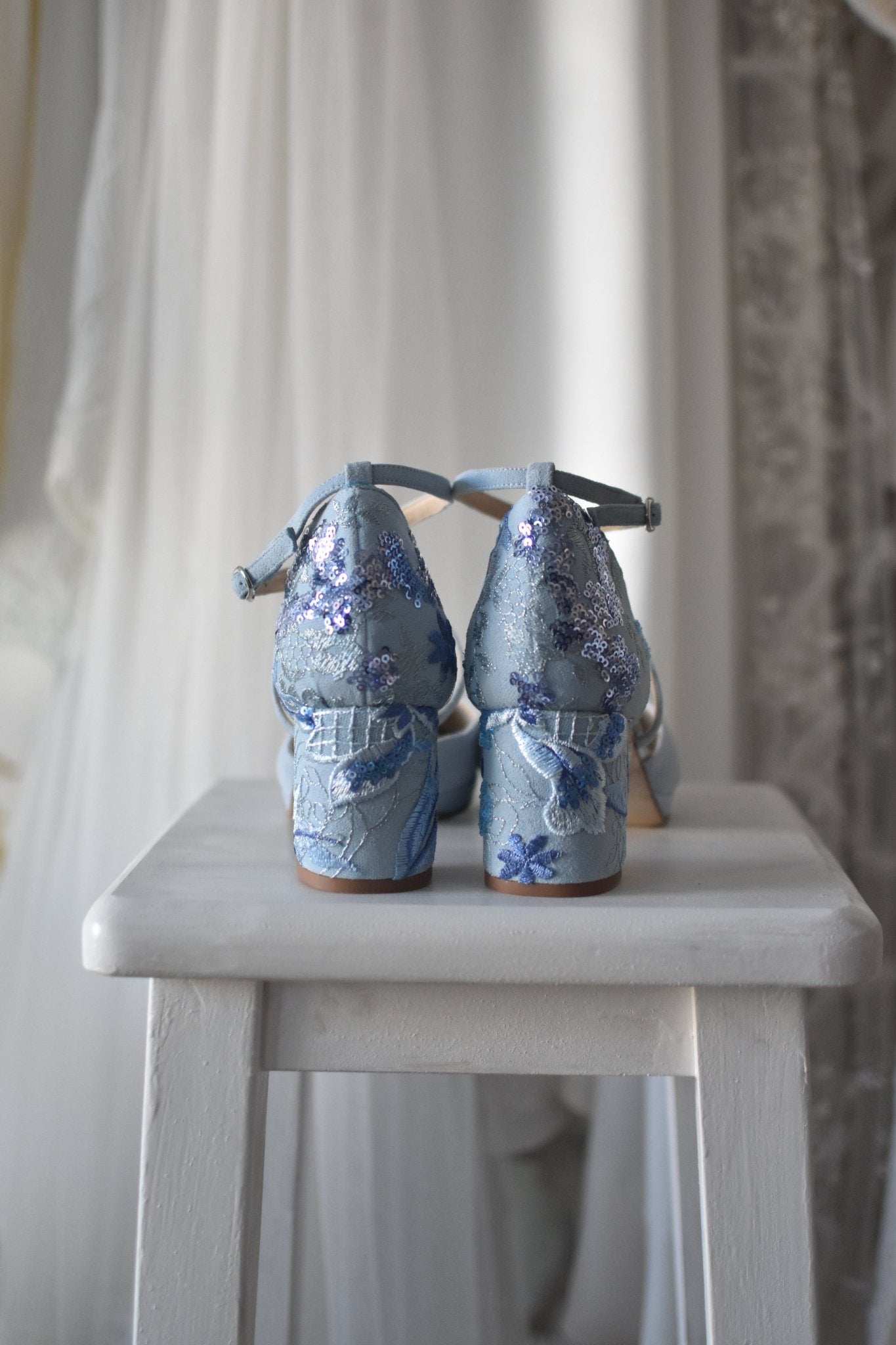 LOLA nuevo separado azul Daphne bordado Grafito - zapatos_novia