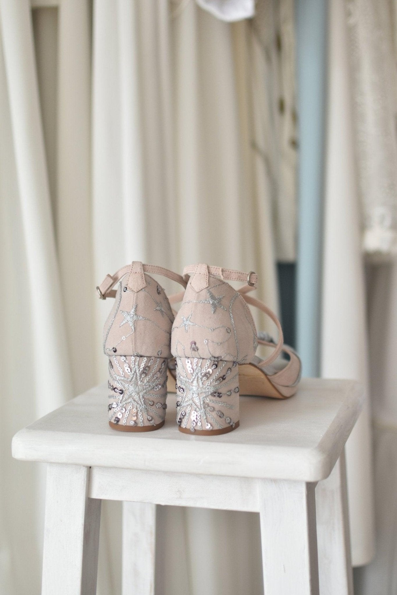 ROSALÍA abierto blush nudos de seda plata Ceres midi - zapatos_novia