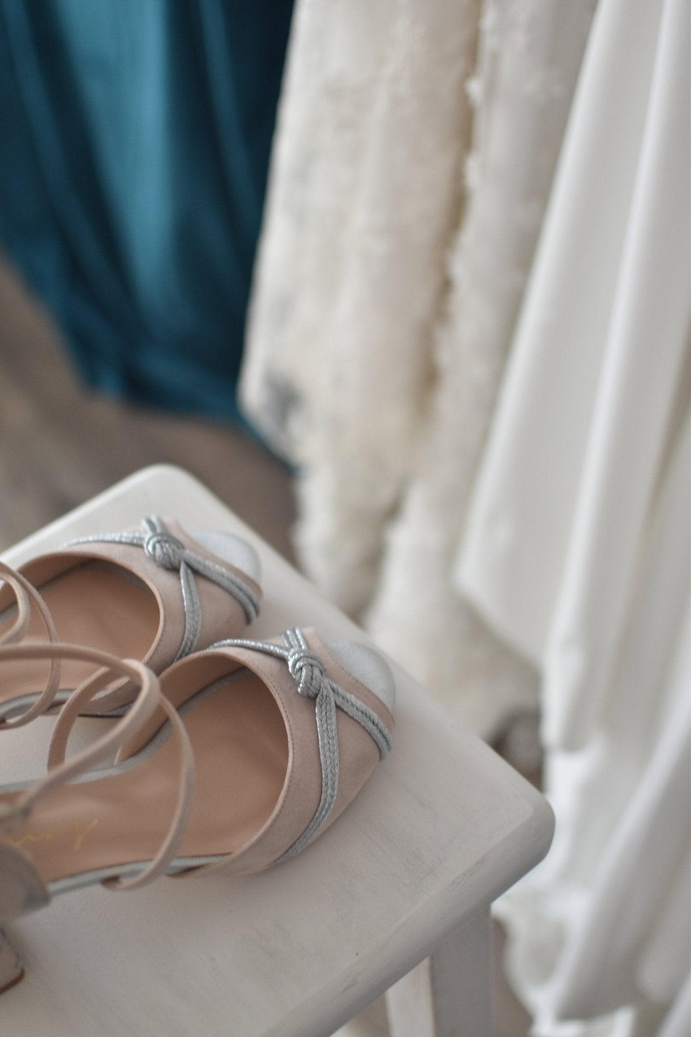 ROSALÍA abierto blush nudos de seda plata Ceres midi - zapatos_novia