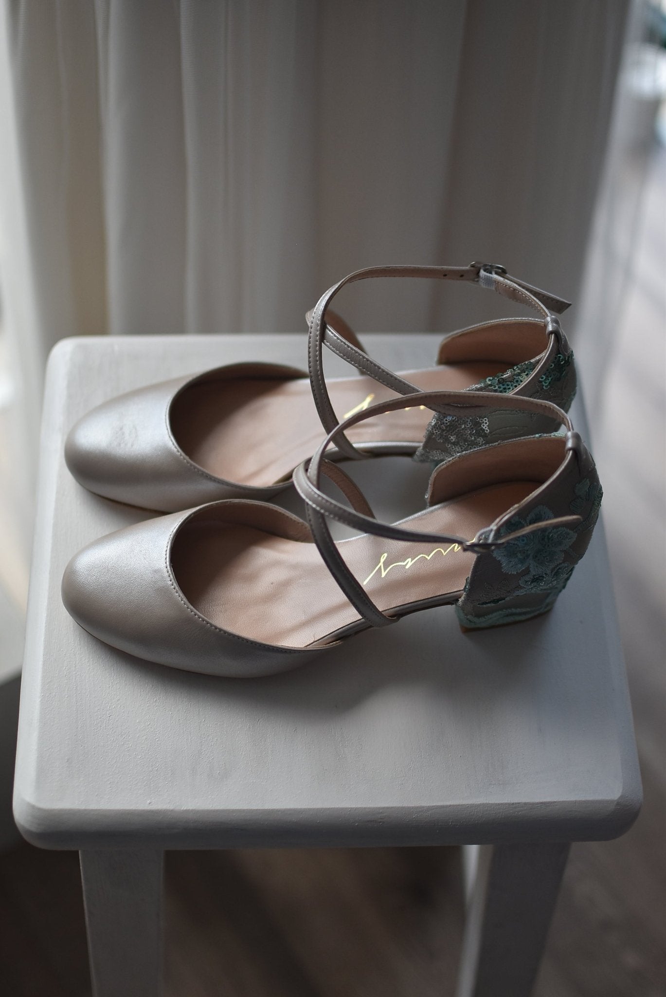 ROSALÍA cerrado nácar dorado bordado Grafito mint mini 55 - zapatos_novia