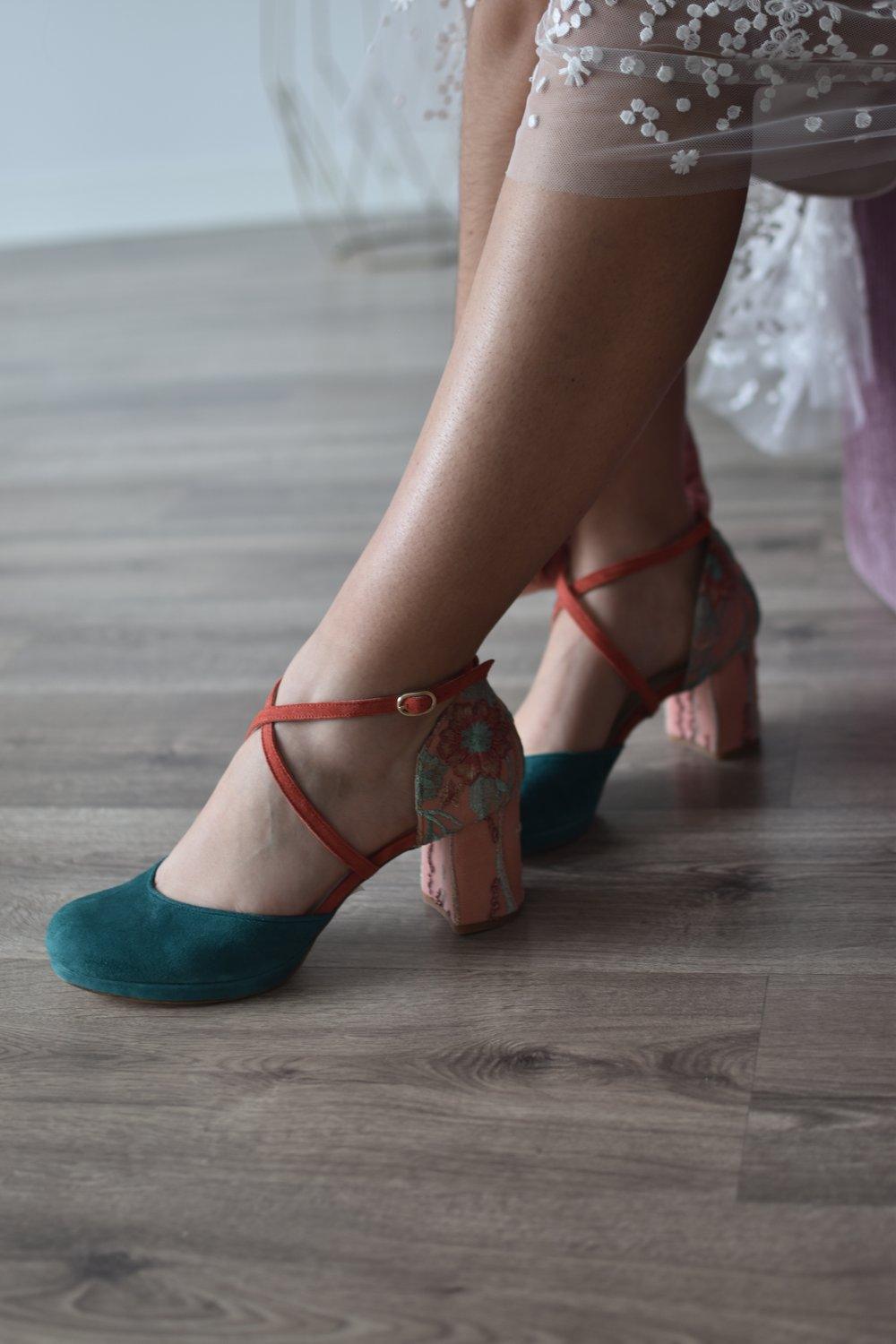 Rosalía cerrado petrol y caldero bordado Sophie flores tacón 7 cm - zapatos_novia
