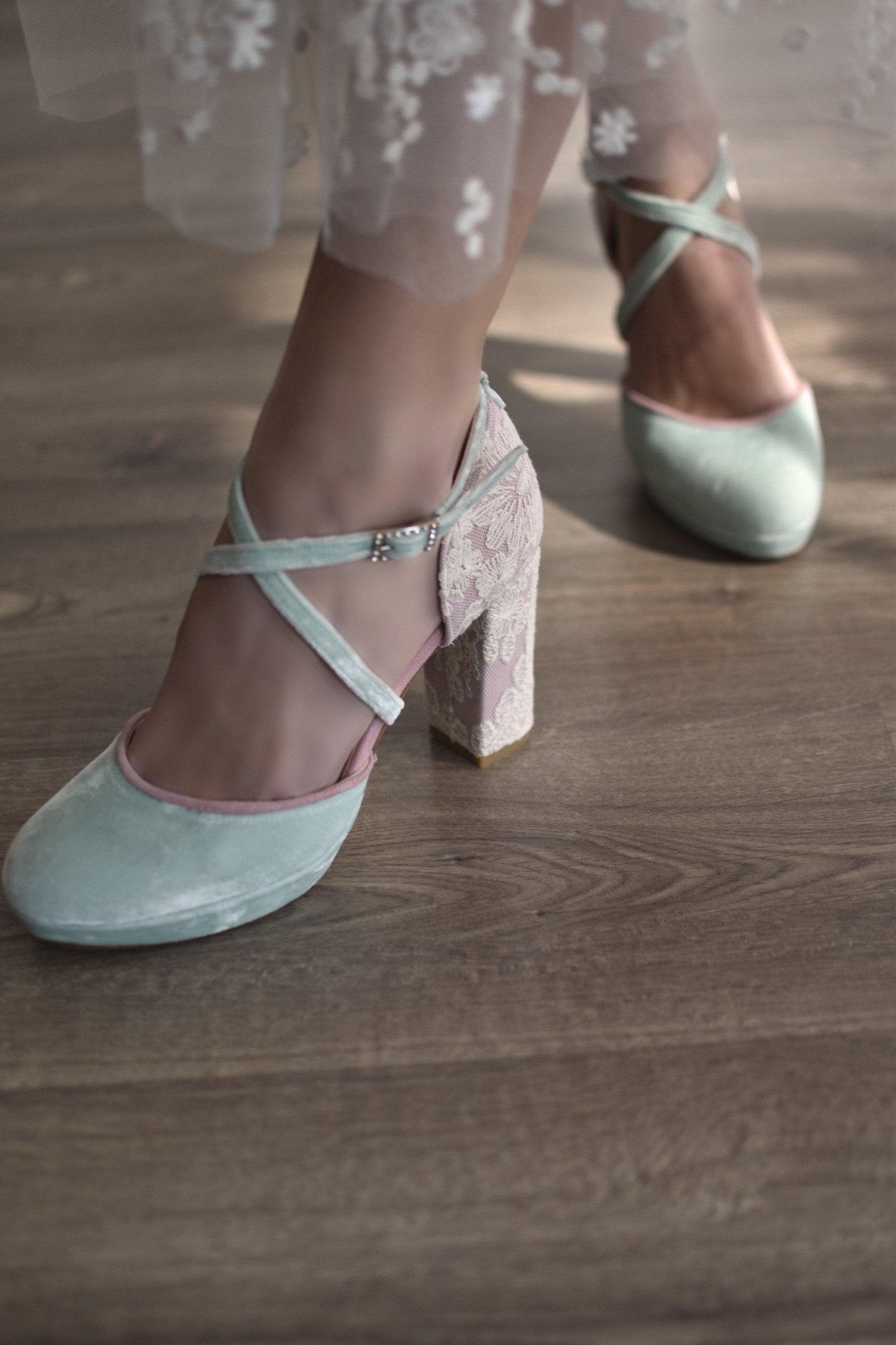 Rosalía cerrado terciopelo mint bordado Oliveti 95 - zapatos_novia