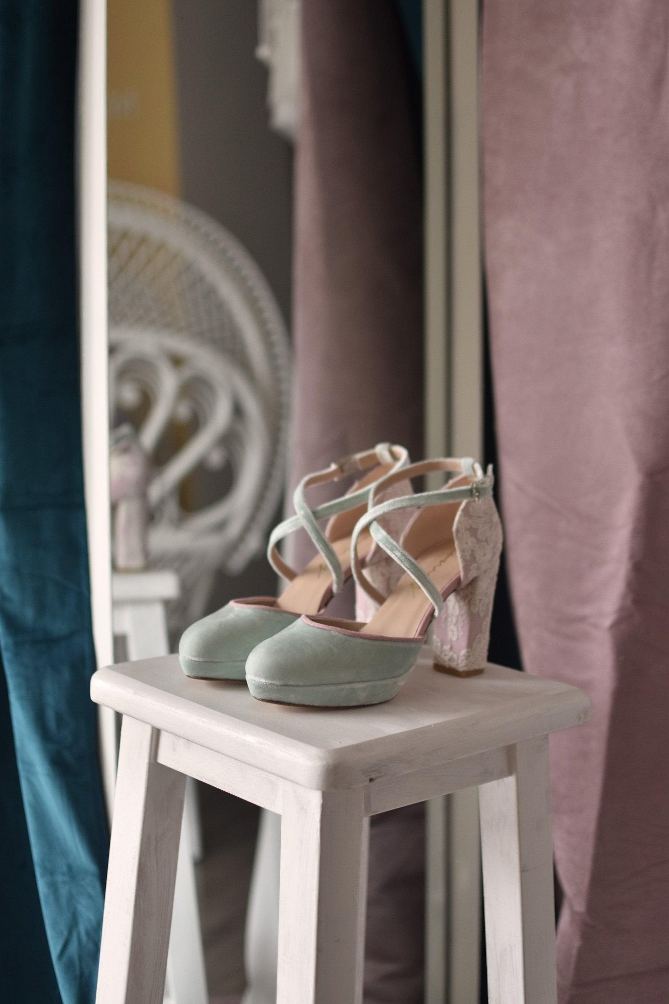 Rosalía cerrado terciopelo mint bordado Oliveti 95 - zapatos_novia
