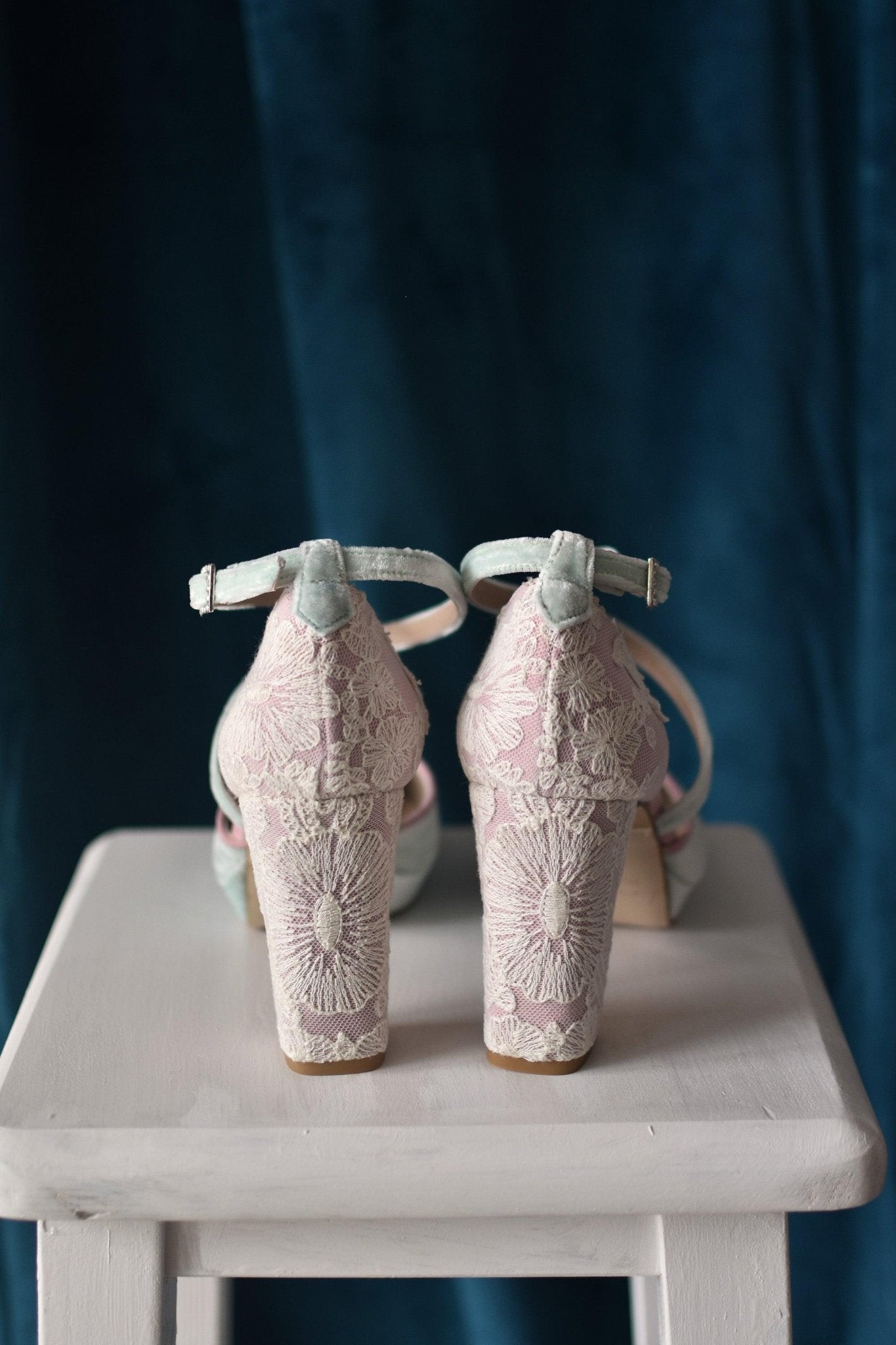 Rosalía cerrado terciopelo mint bordado Oliveti 95 - zapatos_novia