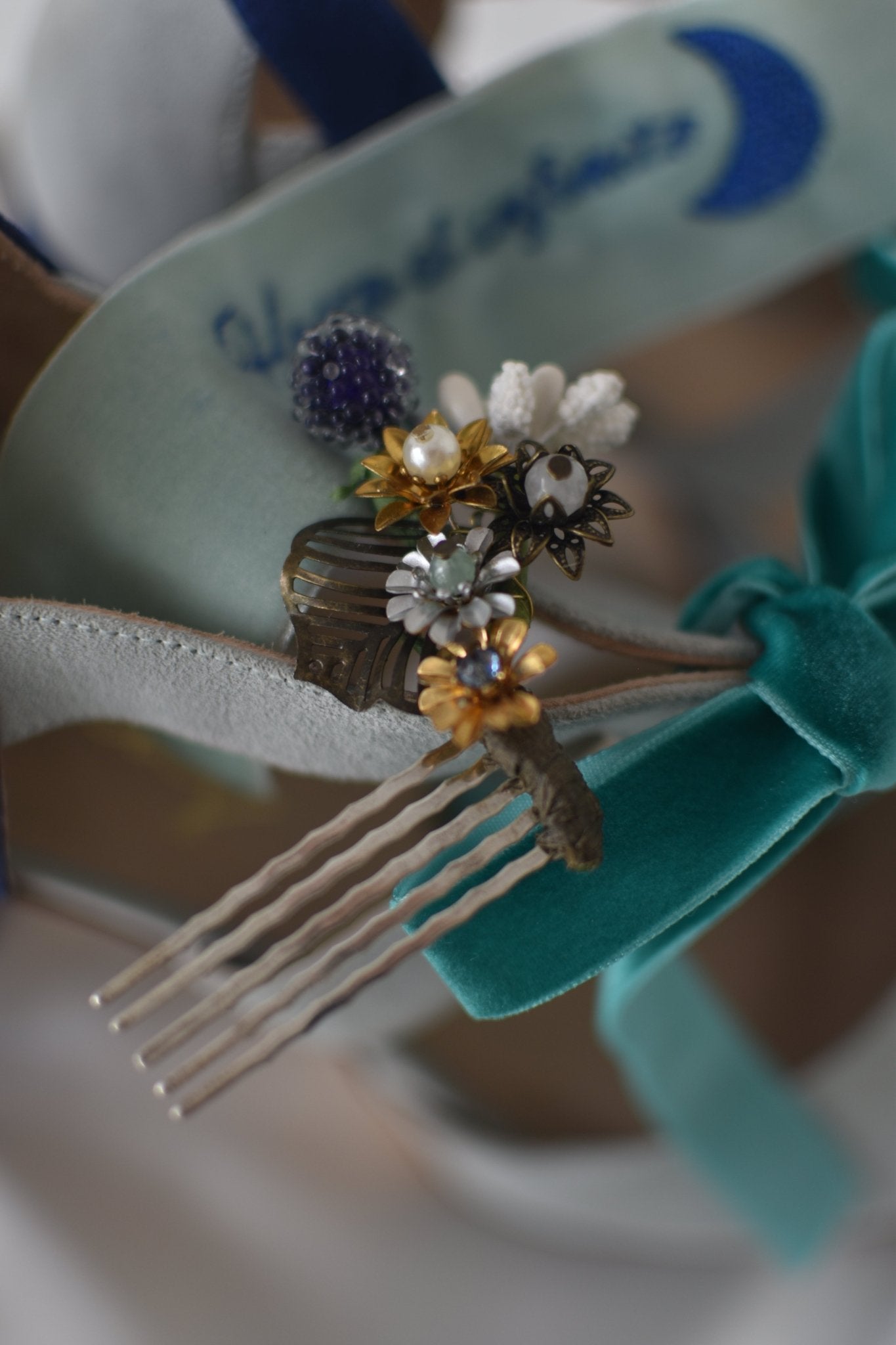 Tocado mini horquilla Jardín universo y flores - zapatos_novia
