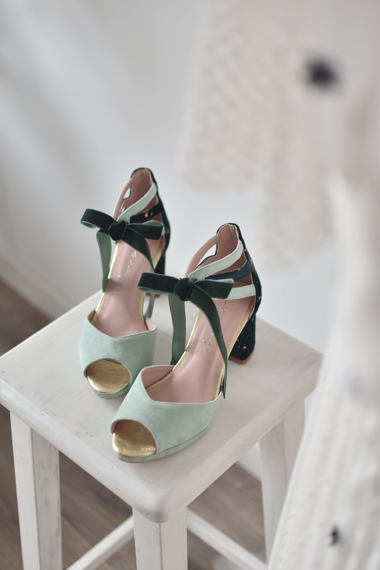zapatos color con lazo novia