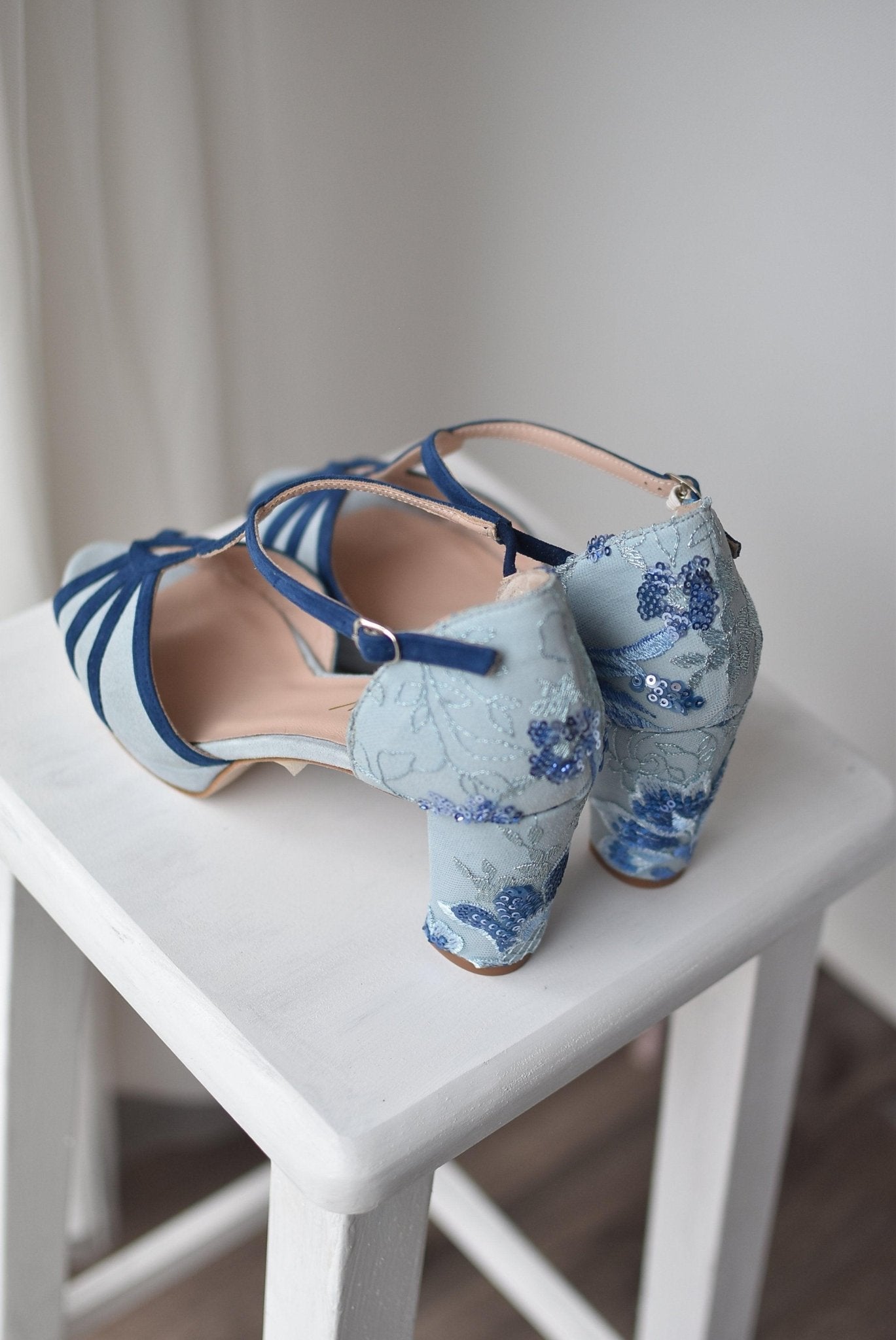 DINAMARCA Blue Daphne bordado Grafito midi - zapatos_novia
