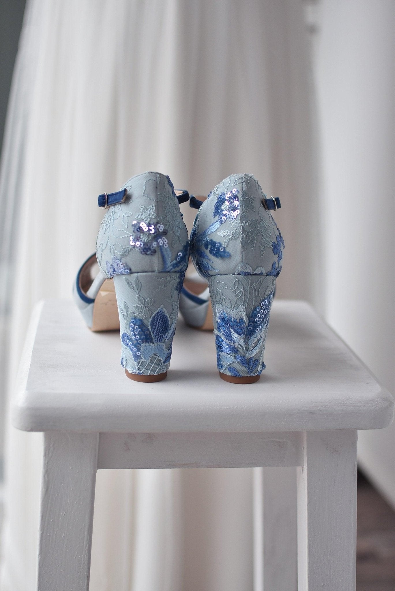 DINAMARCA Blue Daphne bordado Grafito midi - zapatos_novia