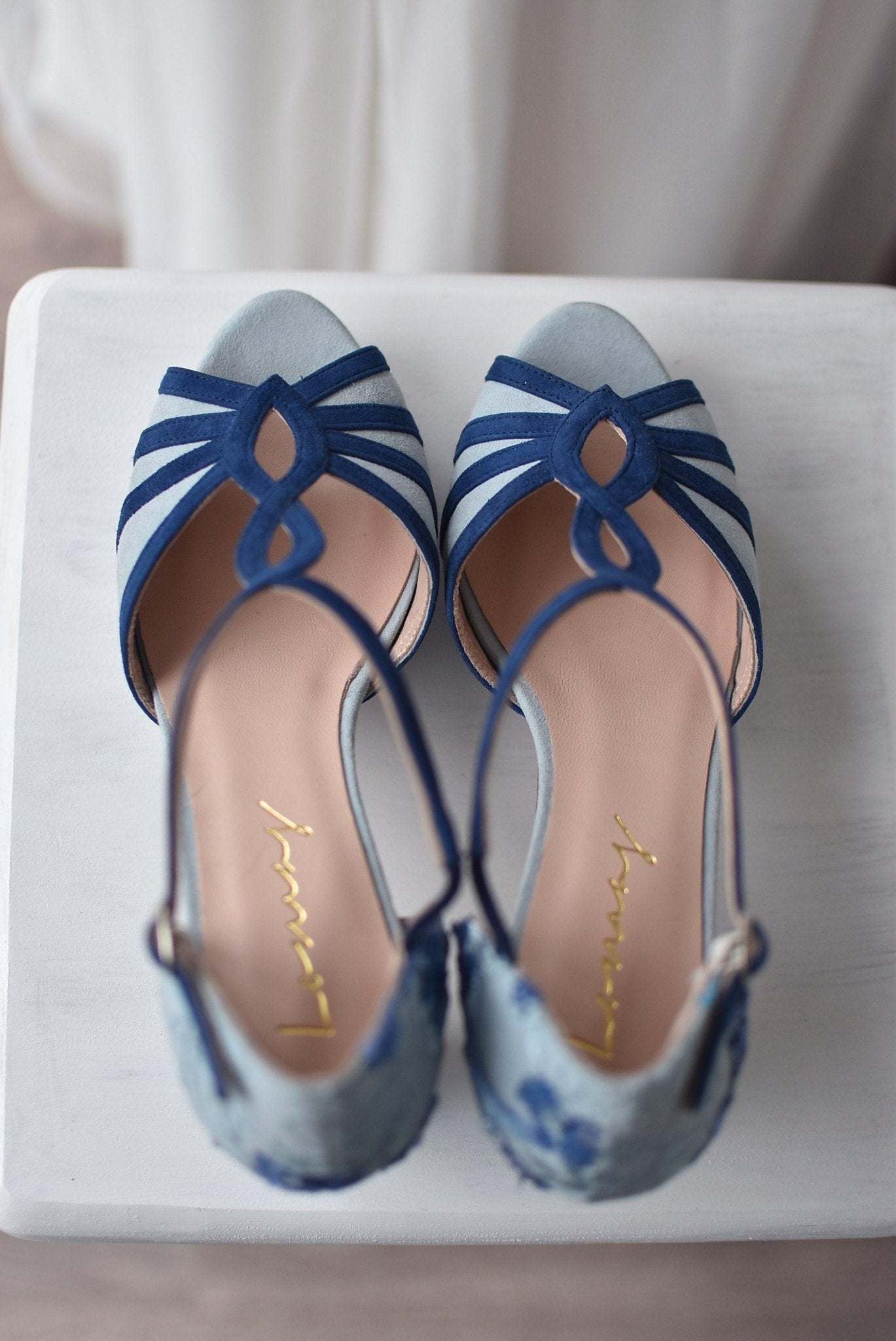 DINAMARCA Blue Daphne bordado Grafito midi - zapatos_novia