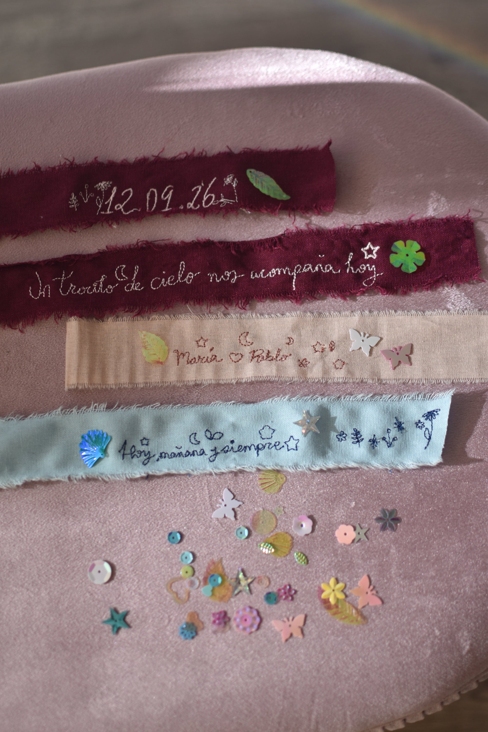 CINTAS PERSONALIZADAS PARA EL RAMO DE FLORES DEL DIA DE TU BODA