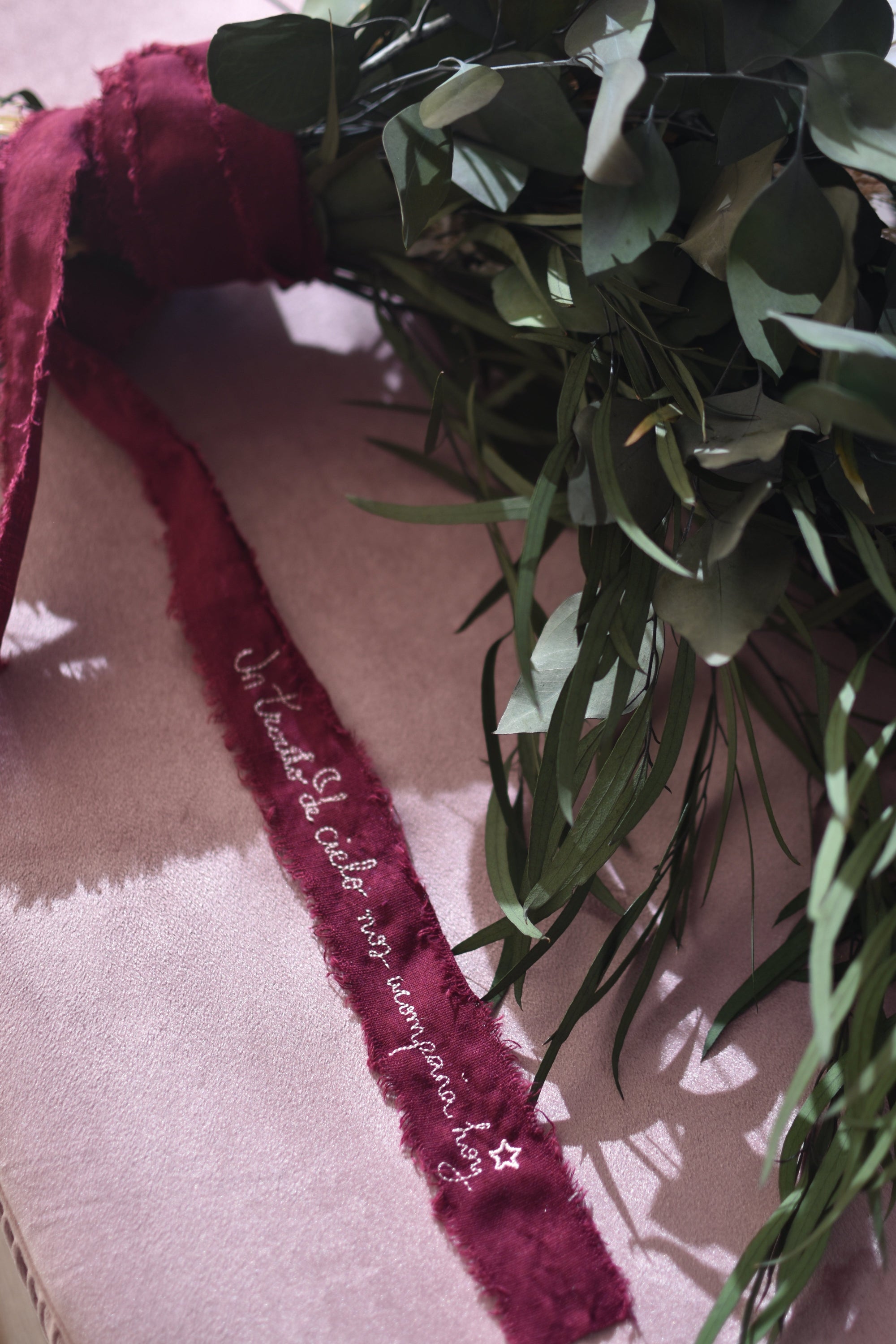 CINTA PARA RAMO DE BODA CON CINTA BOIRDADA CON FRASE A TU ELECCION