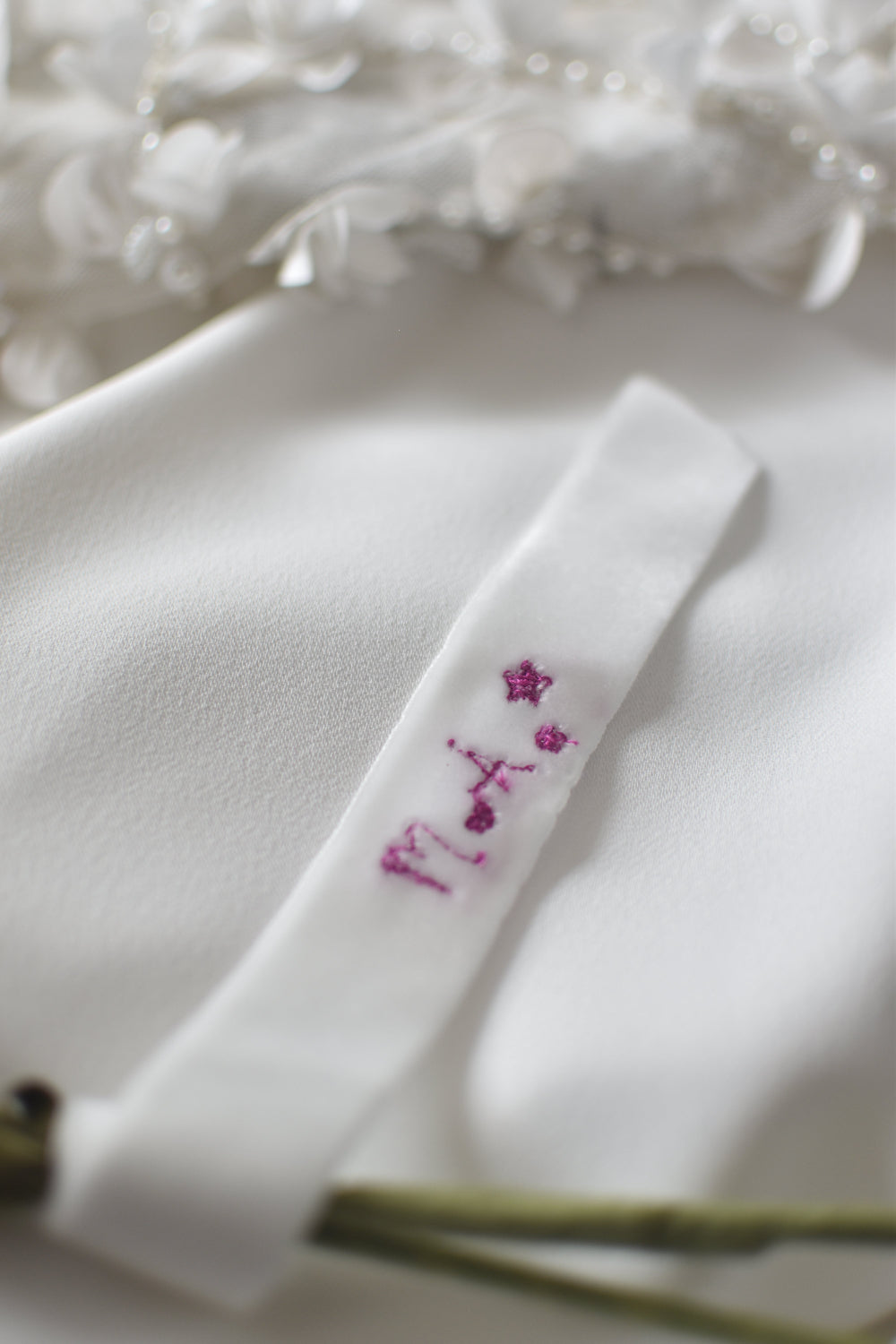 Cinta de terciopelo frase personalizada bordada Iniciales dibujadas