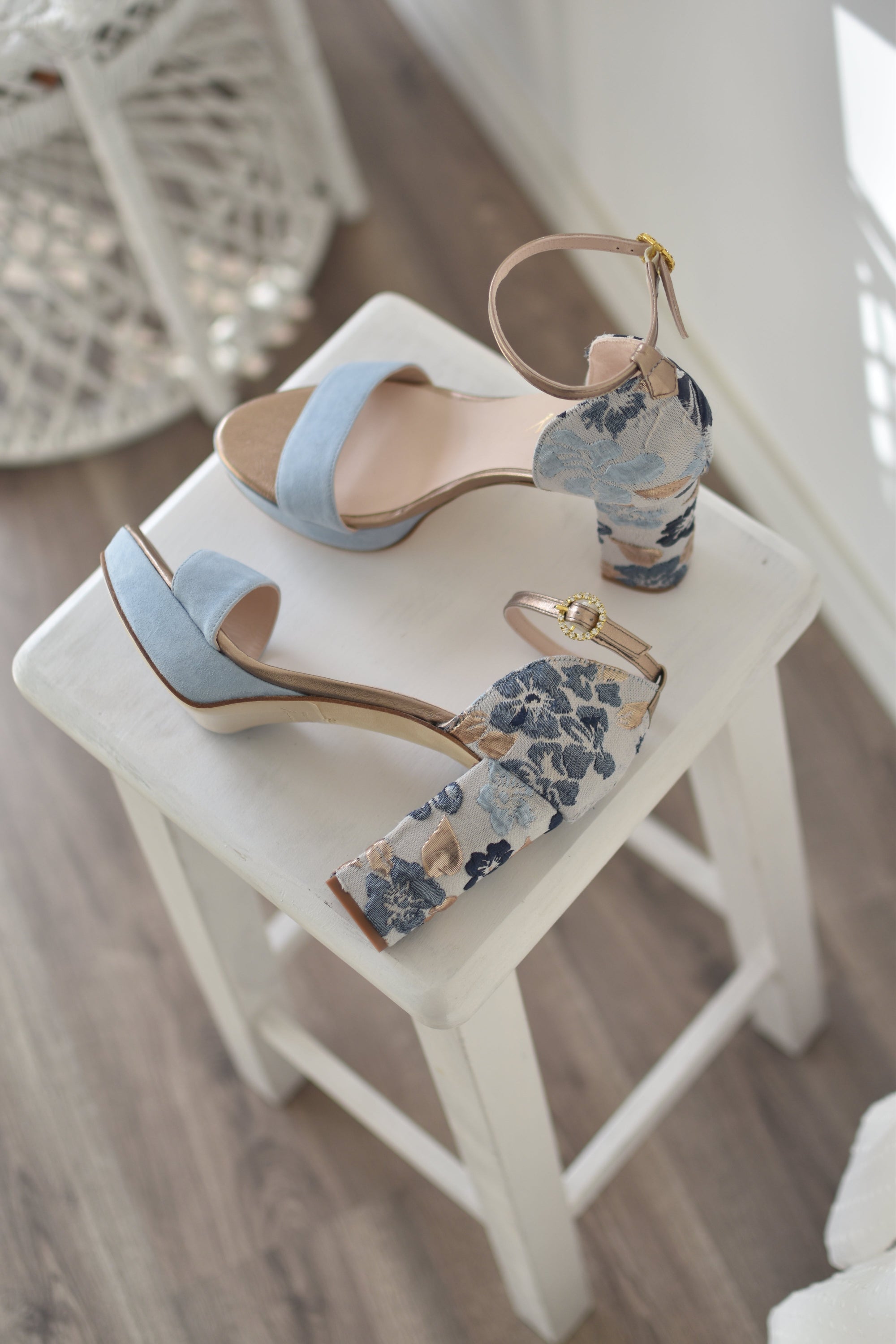 SANDALIA PERSONALIZABLE NOVIA CON FLORES EN EL TACON Y ANTE AZUL