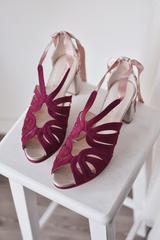 SANDALIA PERSONALIZADA PARA NOVIA CON ANTE COLOR BURDEOS Y LAZOS DE RASO