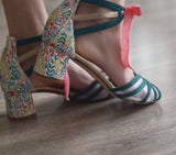 SANDALIA PERSONALIZADA PARA NOVIA CON TIRAS CRUZADAS DE ANTE Y TACON ESTAMPADO