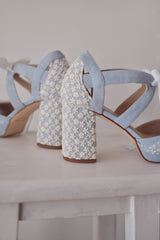 ZAPATO ABIERTO PARA NOVIA PERSONALIZADO CON ANTE AZUL PALIDO Y TACON BORDADO DE FLORES