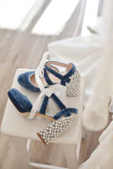 TACONES AZULES PARA NOVIA CON LAZOS Y BORDADO DE FLORES 