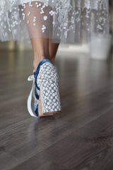 ZAPATO DE NOVIA CON LAZOS Y  BORDADO DE FLORES