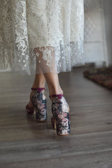 TACON ANCHO PARA NOVIA PERSONALIZADO CON FLORES ESTAMPADAS EN EL TACON