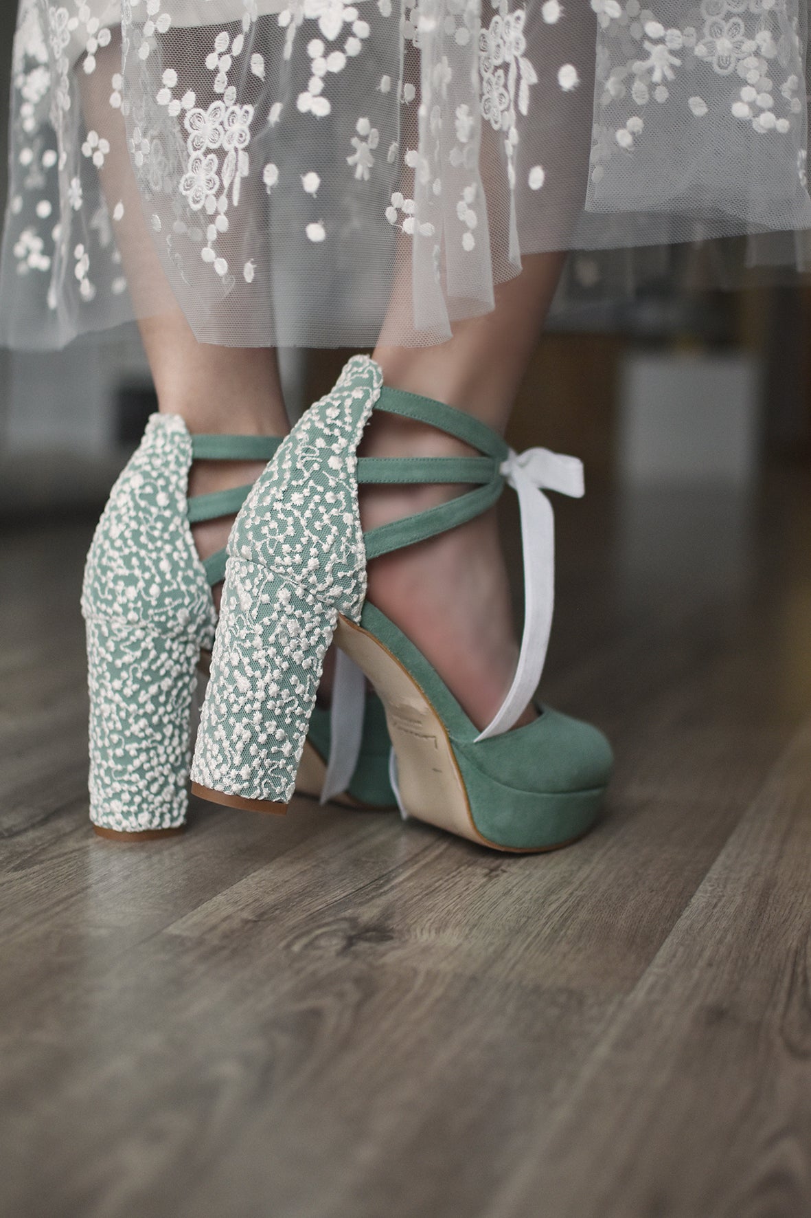 ZAPATO ABIERTO VERDE SALVIA NOVIA PERSONALIZADO CON BORDADO Y LAZOS DE RASO