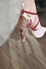 SANDALIA PERSONALIZADA PARA NOVIA CON TACON DECORADO CON FLORES BORDADAS