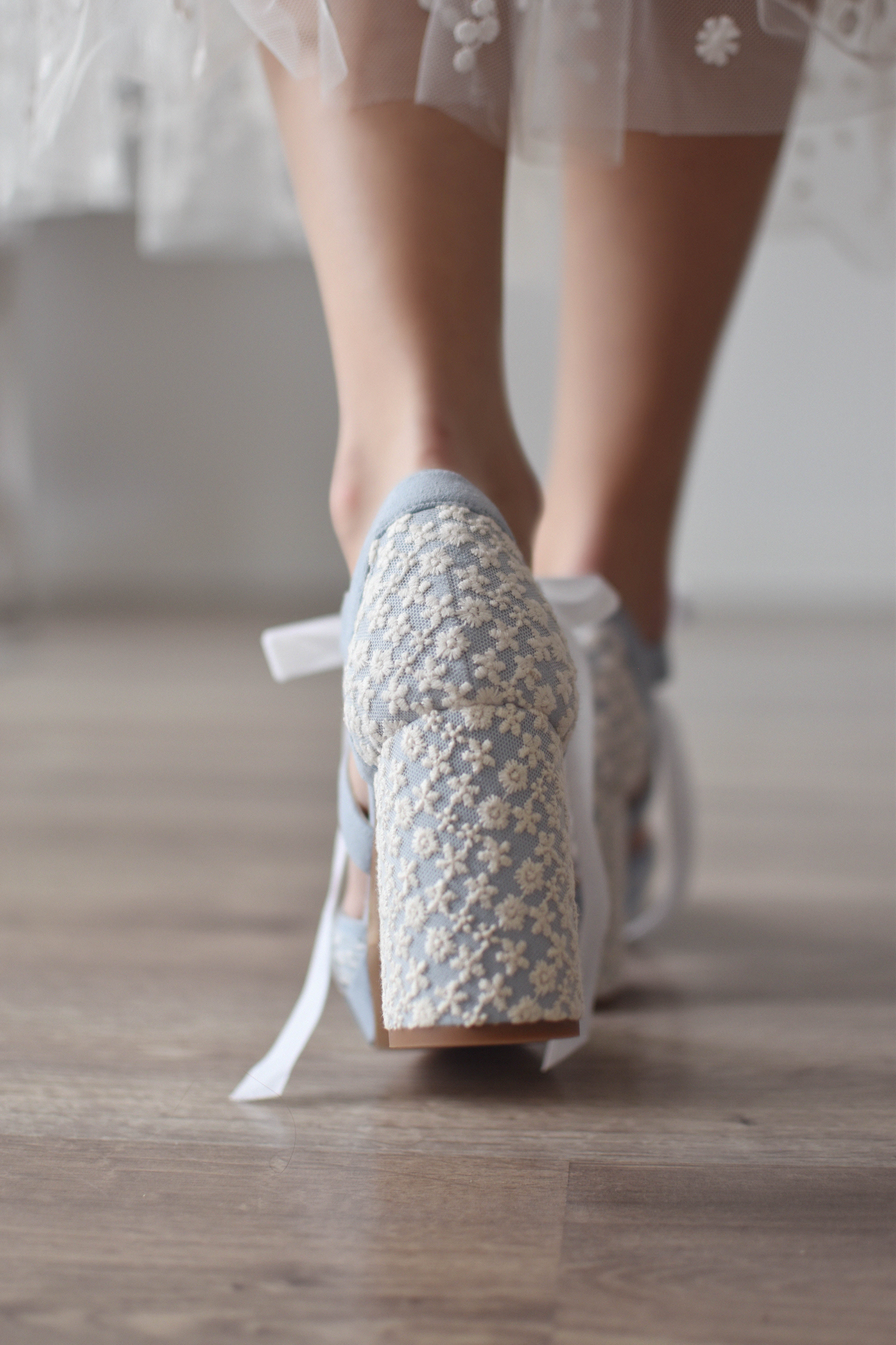 ZAPATO PERSONALIZADO PARA NOVIAS CON TACON ANCHO Y BORDADO DE FLORES