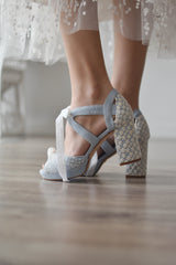 ZAPATO PARA NOVIA PERSONALIZADO FABRICADO EN ESPAÑA CON ANTE AZUL Y BORDADO DE FLORES