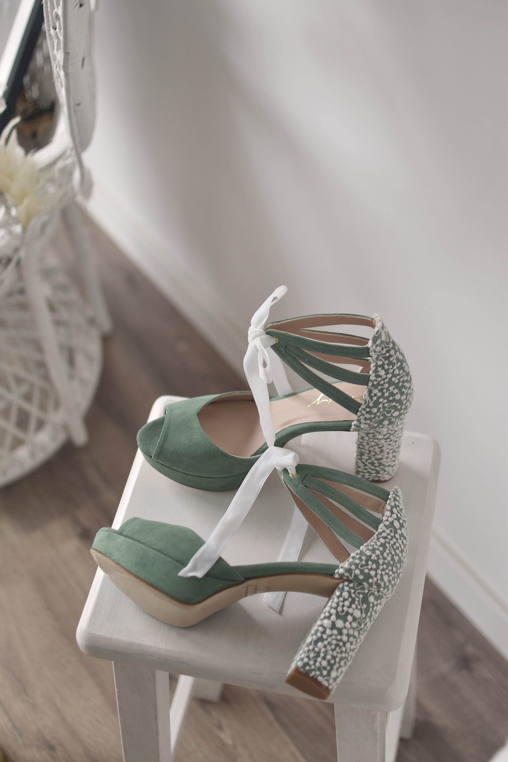 ZAPATO PERSONALIZADO PARA NOVIA CON TACON BORDADO Y LAZOS DE RASO