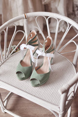 ZAPATO PARA NOVIA CON LAZOS DE RASO Y PUNTA ABIERTA DE ANTE VERDE SALVIA
