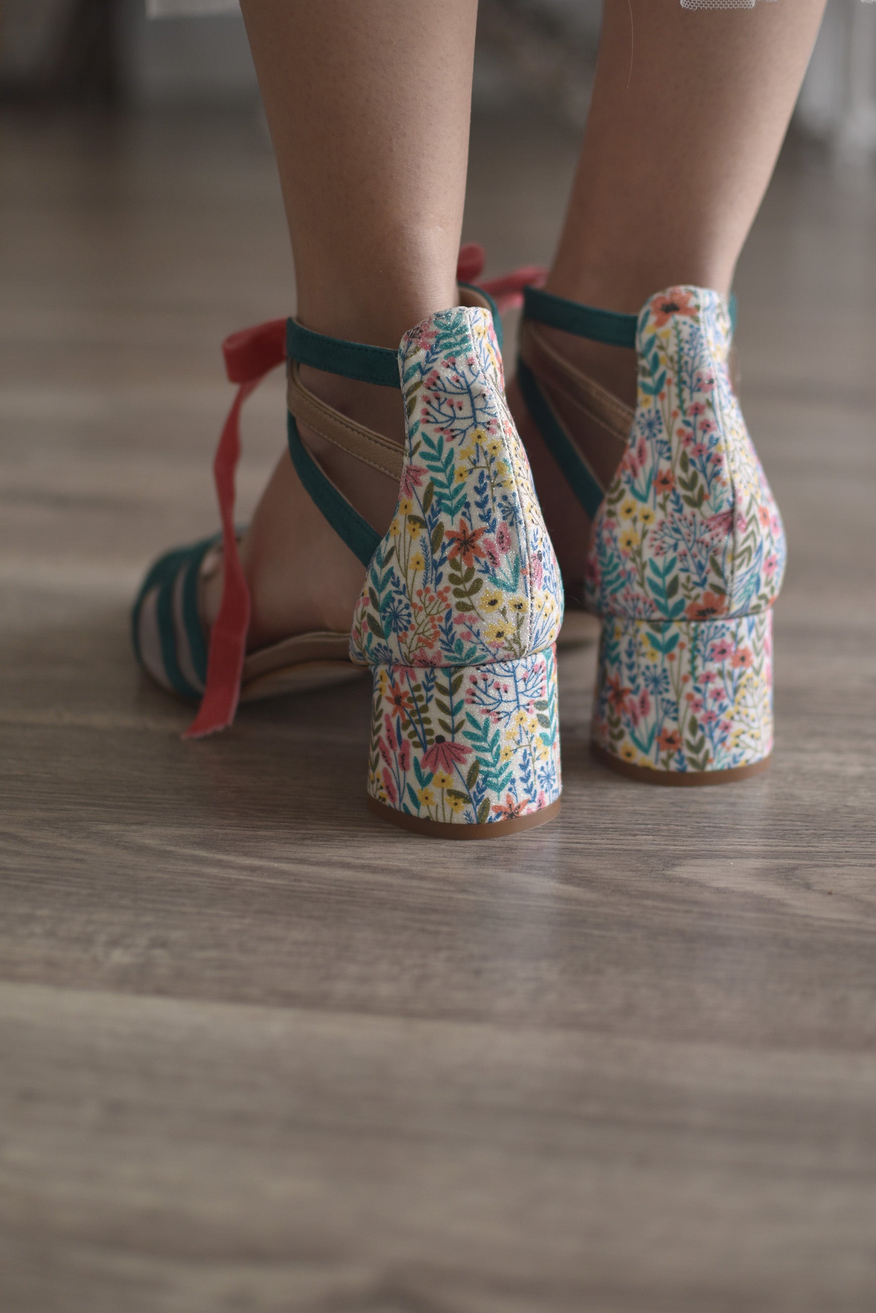 TACON BAJO PERSONALIZADO PARA NOVIA CON TACON ESTAMPADO Y LAZO