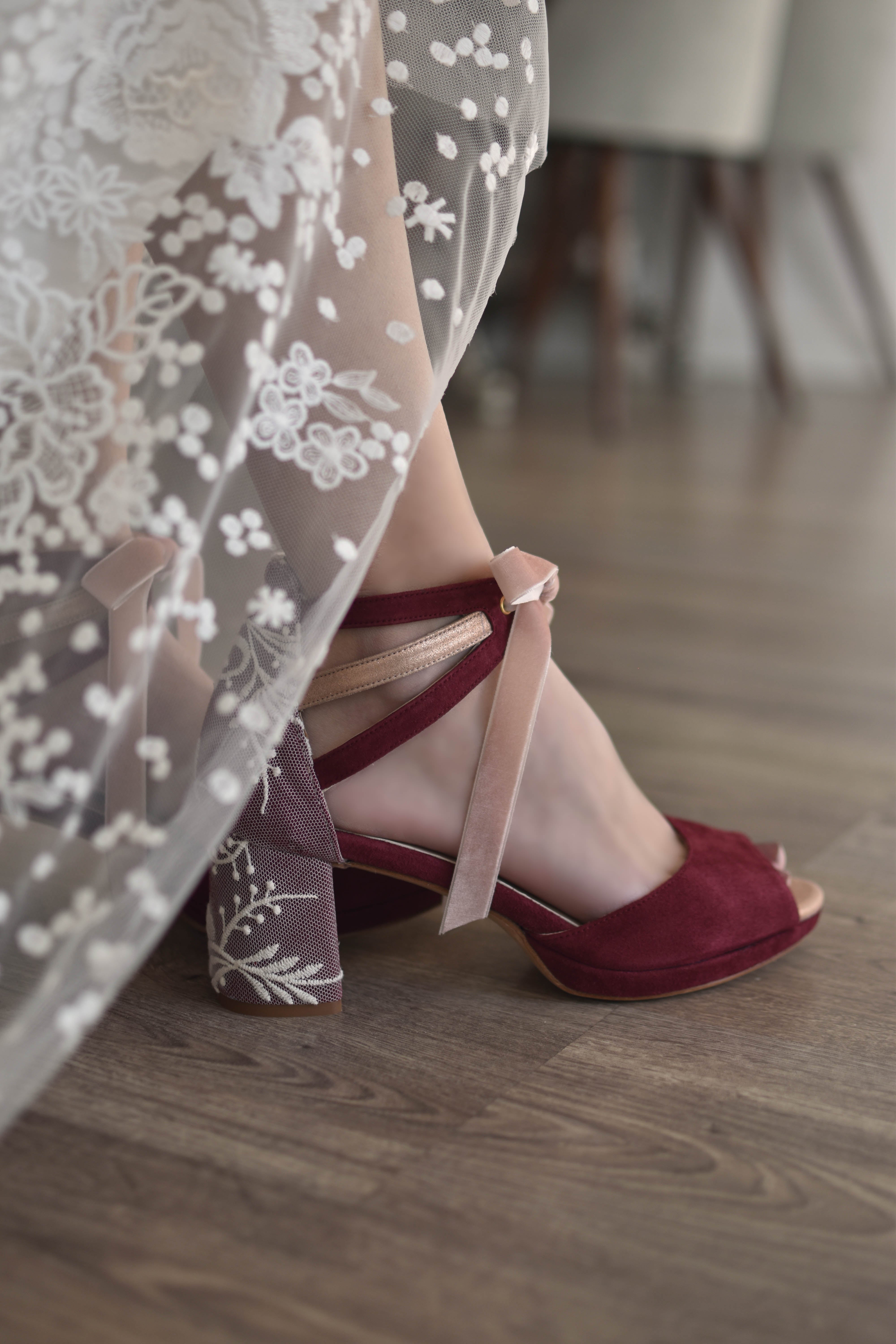 ZAPATOS ABIERTOS PERSONALIZADOS COLOR BURDEOS CON TACON BORDADO